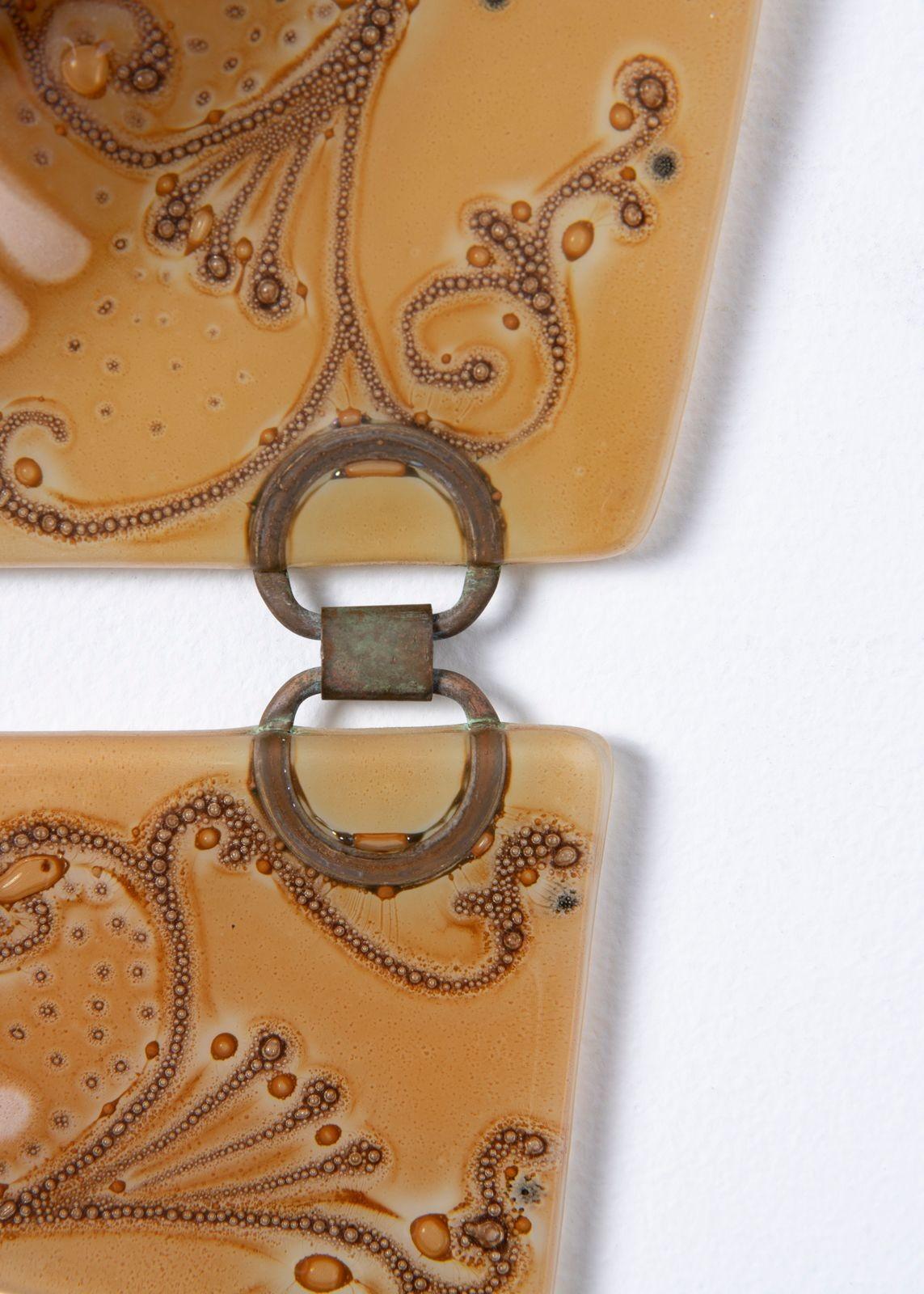 Vaso da parete arabescato di Michael & Fransis Higgins in vendita 4