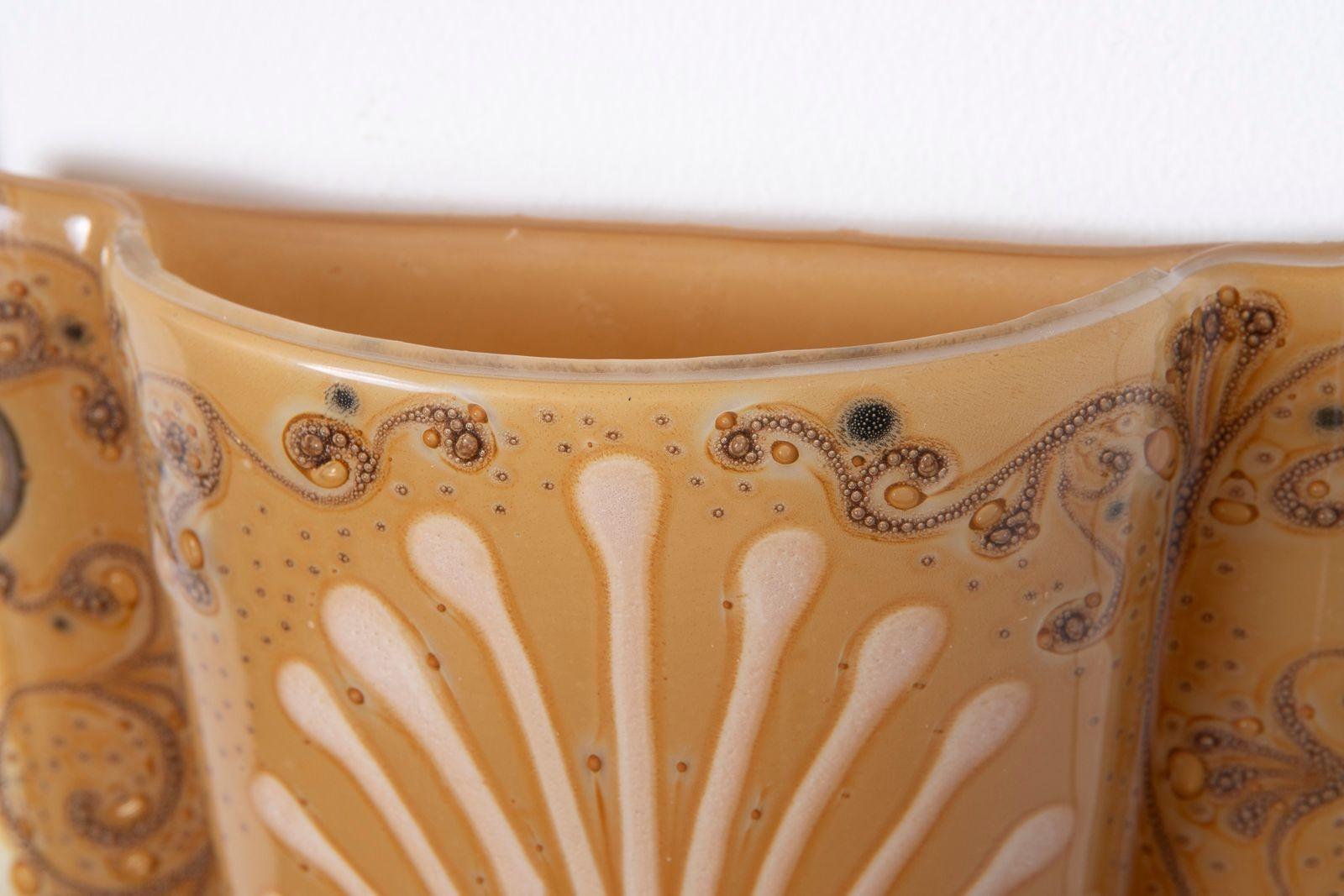 Metà XX secolo Vaso da parete arabescato di Michael & Fransis Higgins in vendita