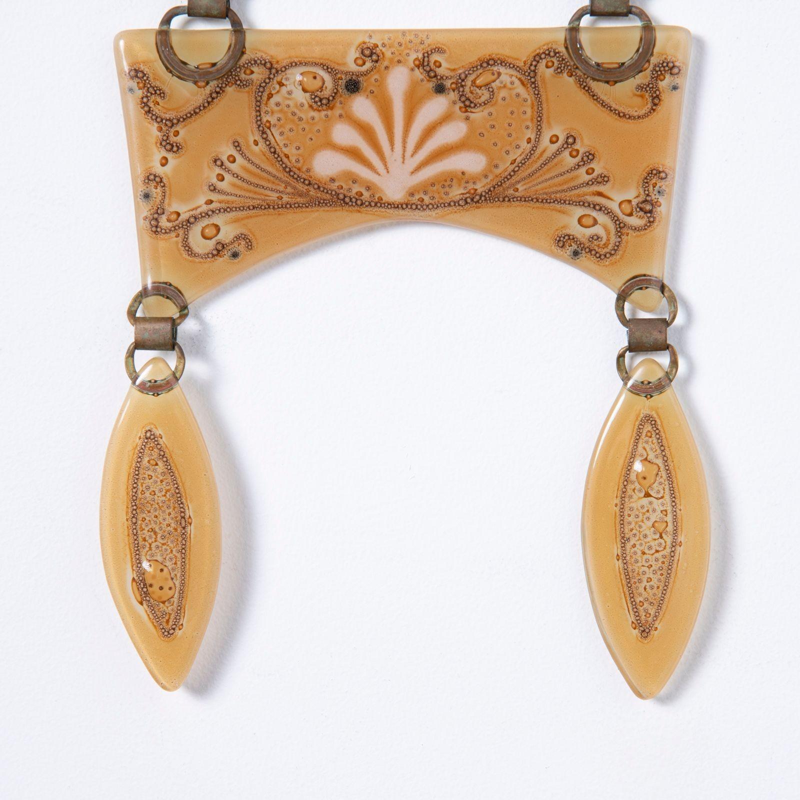 Vetro artistico Vaso da parete arabescato di Michael & Fransis Higgins in vendita