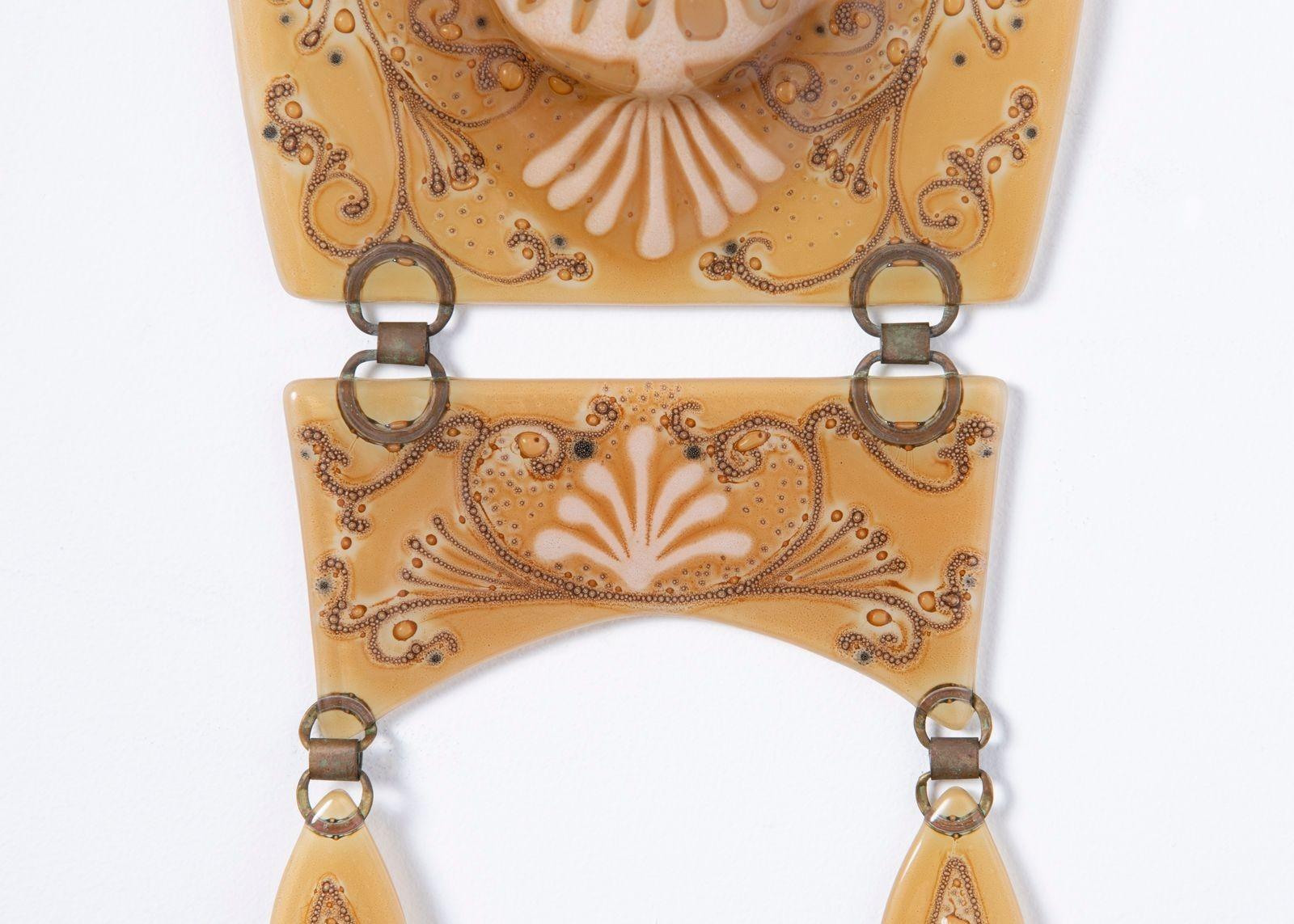 Vaso da parete arabescato di Michael & Fransis Higgins in vendita 1