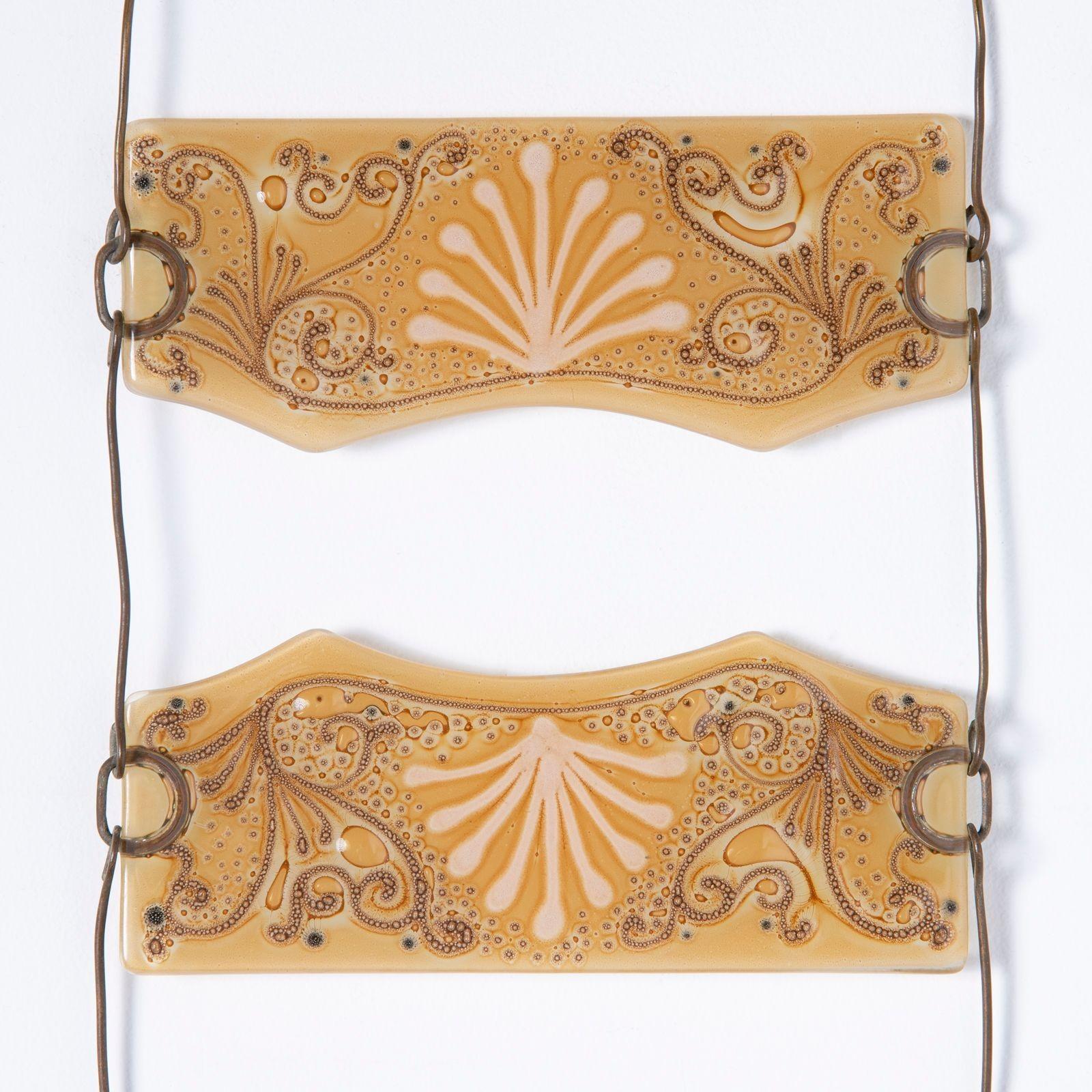 Vaso da parete arabescato di Michael & Fransis Higgins in vendita 2