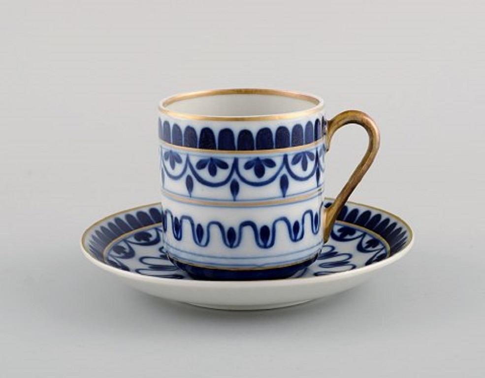 Arabia Coffee Service for Five People in Hand-Painted Porcelain, Mid-20th C In Excellent Condition In Copenhagen, DK