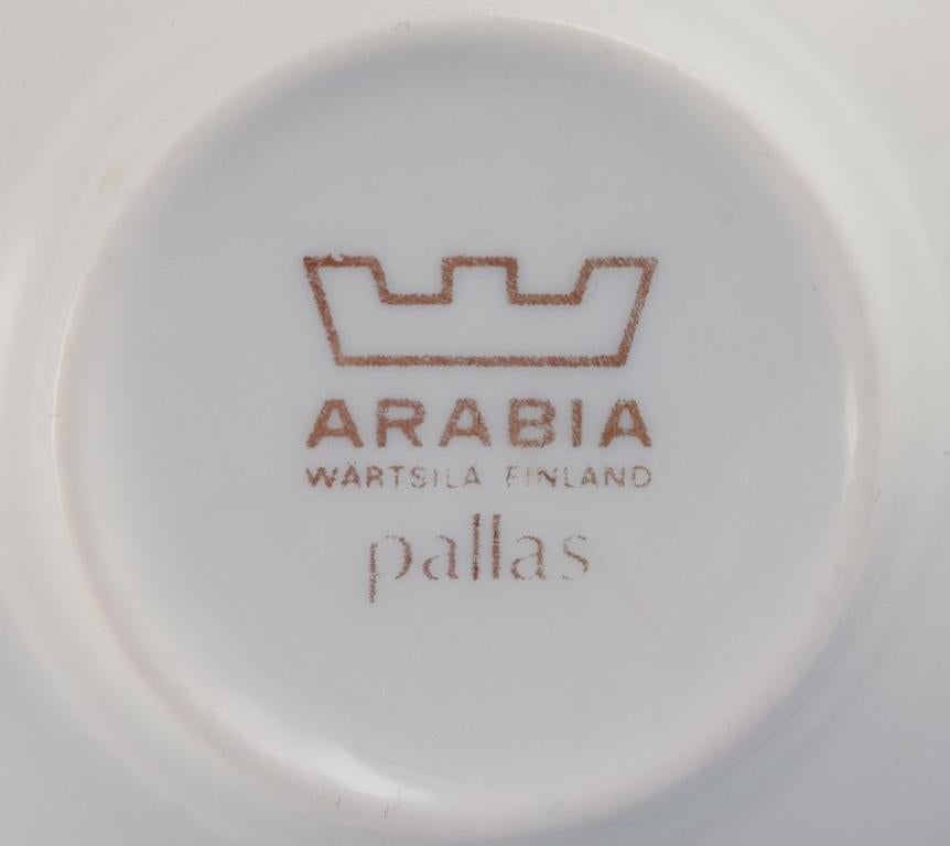 Arabia, Finnland, ein Satz von vier „Pallas“-Couchtischen mit Untertassen. 1970er Jahre.  im Angebot 2