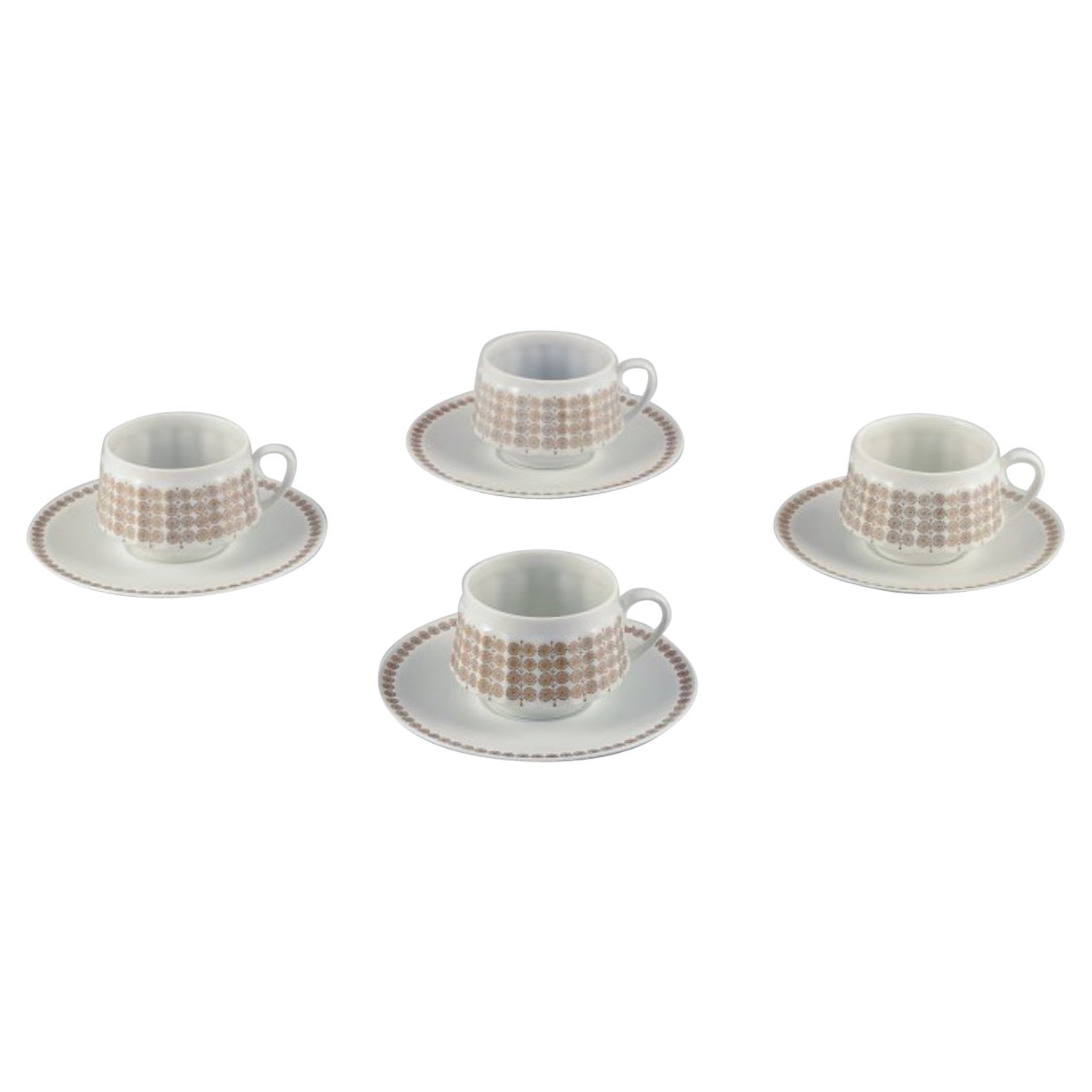 Arabia, Finland, un ensemble de quatre tasses à café "Pallas" avec soucoupes. 1970s.
