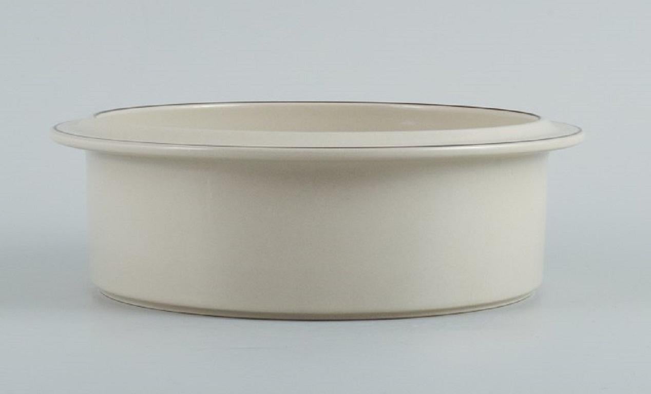 Arabia, Finland, Fennica bowl in stoneware.
Approx. 1970s
In perfect condition.
Marked.
Measuring: D 23.0 x H 8.0 cm.
 