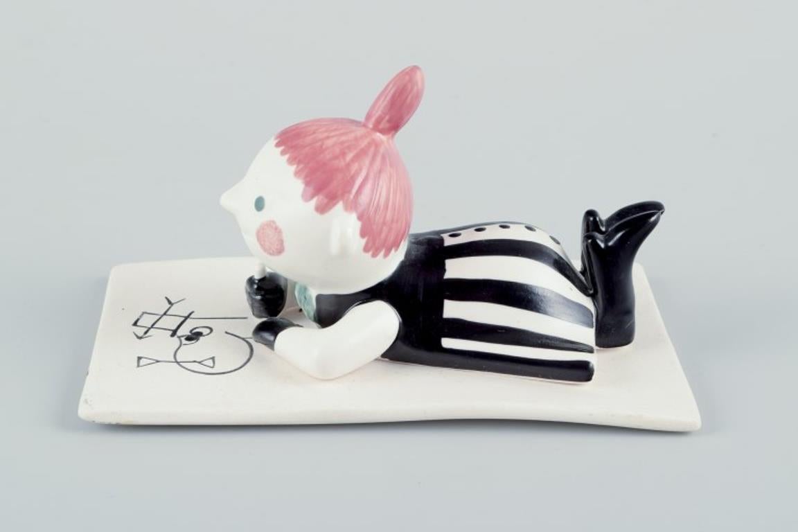 Arabia of Finland. Figure der „Little My“ der Moomins aus handbemalter Keramik (Glasiert) im Angebot