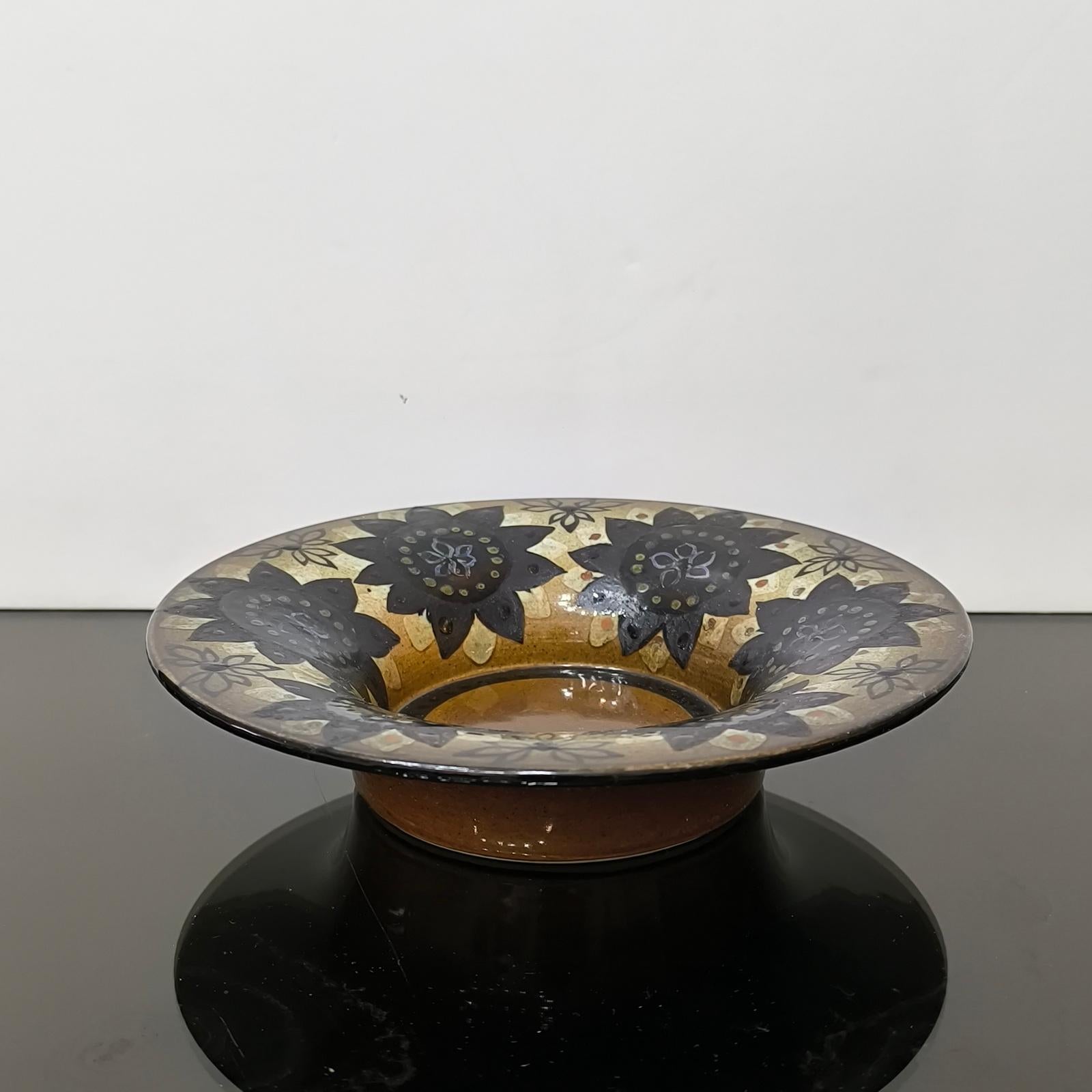Hilkka-Liisa Ahola für Arabia, schöne Schale oder Vide-Poche aus glasiertem Steingut.
Dies ist eine Serie, die von Hilkka-Liisa Ahola bei Arabia's at the Art Department entworfen wurde. Das Design wurde von Hand gezeichnet, wodurch dieses