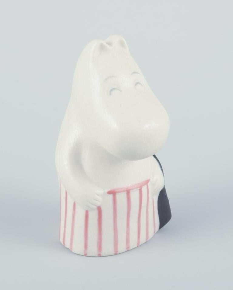 Arabia, Finlandia.
Figurita de cerámica pintada a mano de Moominmamma de los Moomins.
Perfecto estado.
Sin sello.
Finales del siglo XX.
Dimensiones: Alto 7,0 x Ancho 4,0 cm.