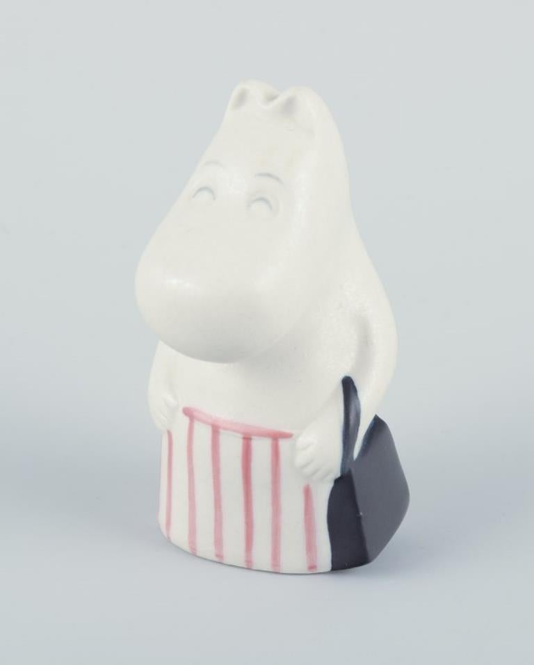 Arabia, Finlandia. Statuetta in ceramica dipinta a mano di Moominmamma dei Moomins.