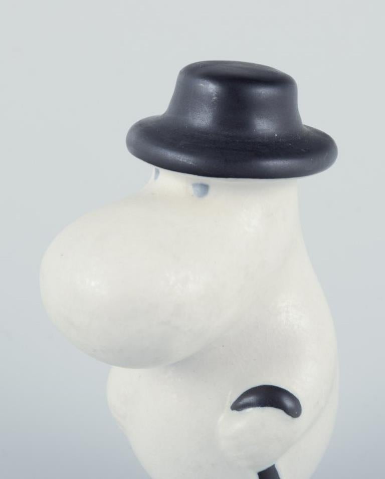 Arabia, Finlandia.
Figurita de cerámica pintada a mano de Moominpappa de los Moomins.
Perfecto estado.
Sin marcar.
Finales del siglo XX.
Dimensiones: Alto 8,0 x Ancho 4,0 cm.