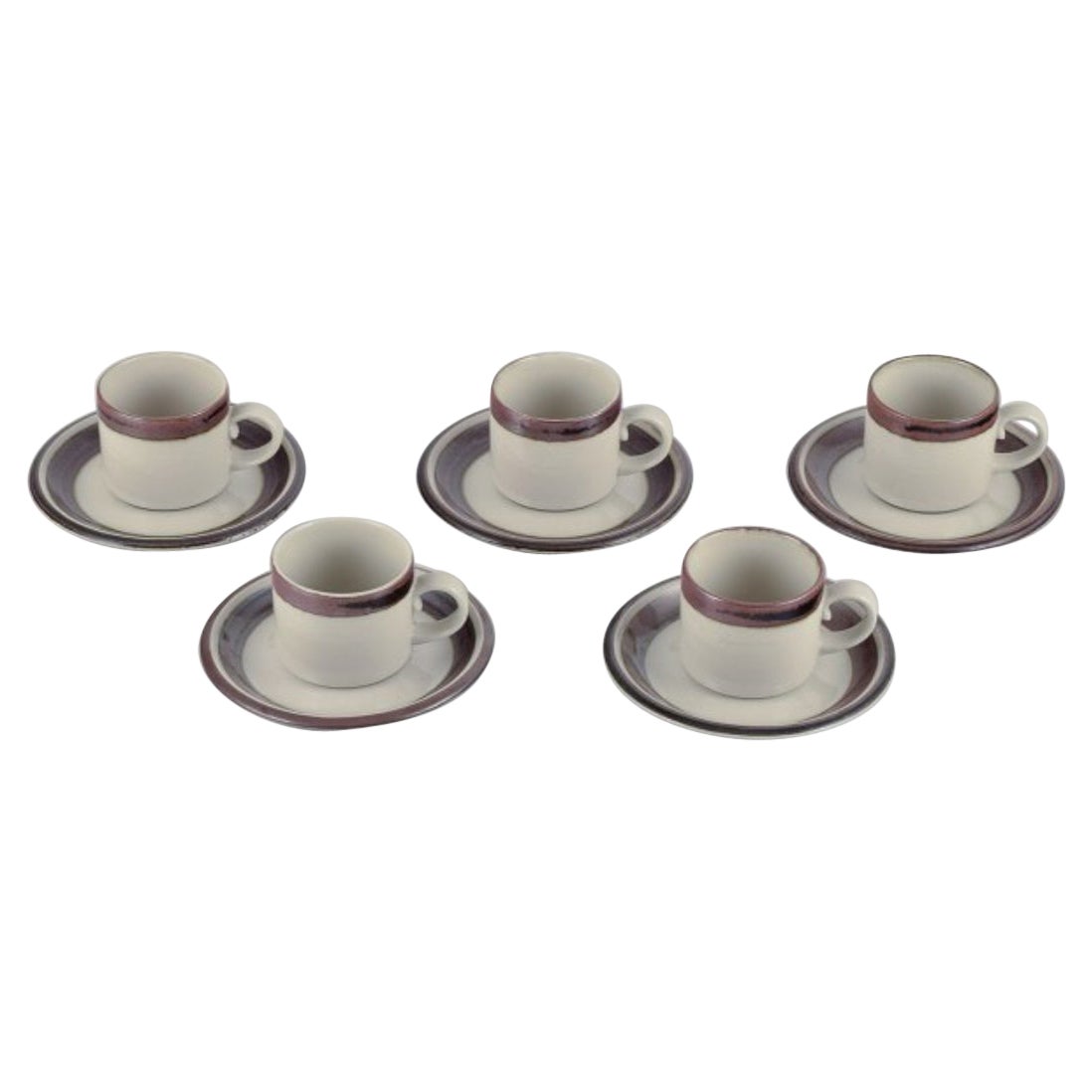 Arabien, Finnland. "Karelien". Fünf Sets von Kaffeebechern und Untertassen aus Steingut.