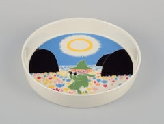 Arabia, Finlandia. Grande vassoio in porcellana. Con le illustrazioni dei Moomins.