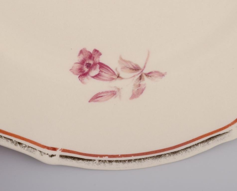 Vernissé Arabie, Finlande. Ensemble de neuf assiettes à déjeuner 'Myrna' en faïence.  Vers les années 1940 en vente