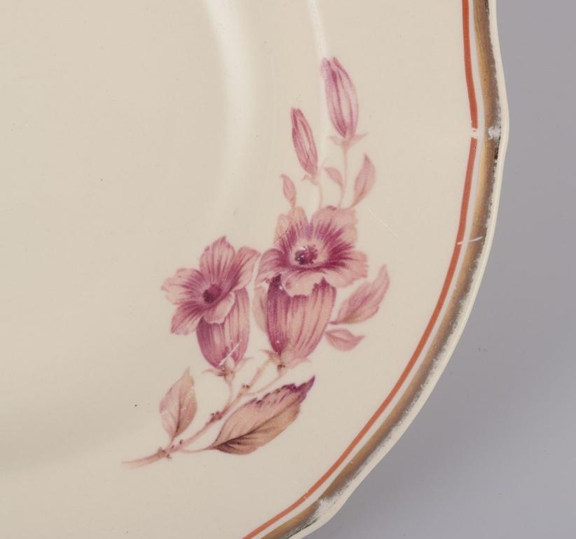 Finlandais Arabie, Finlande. Ensemble de sept assiettes profondes en faïence 
