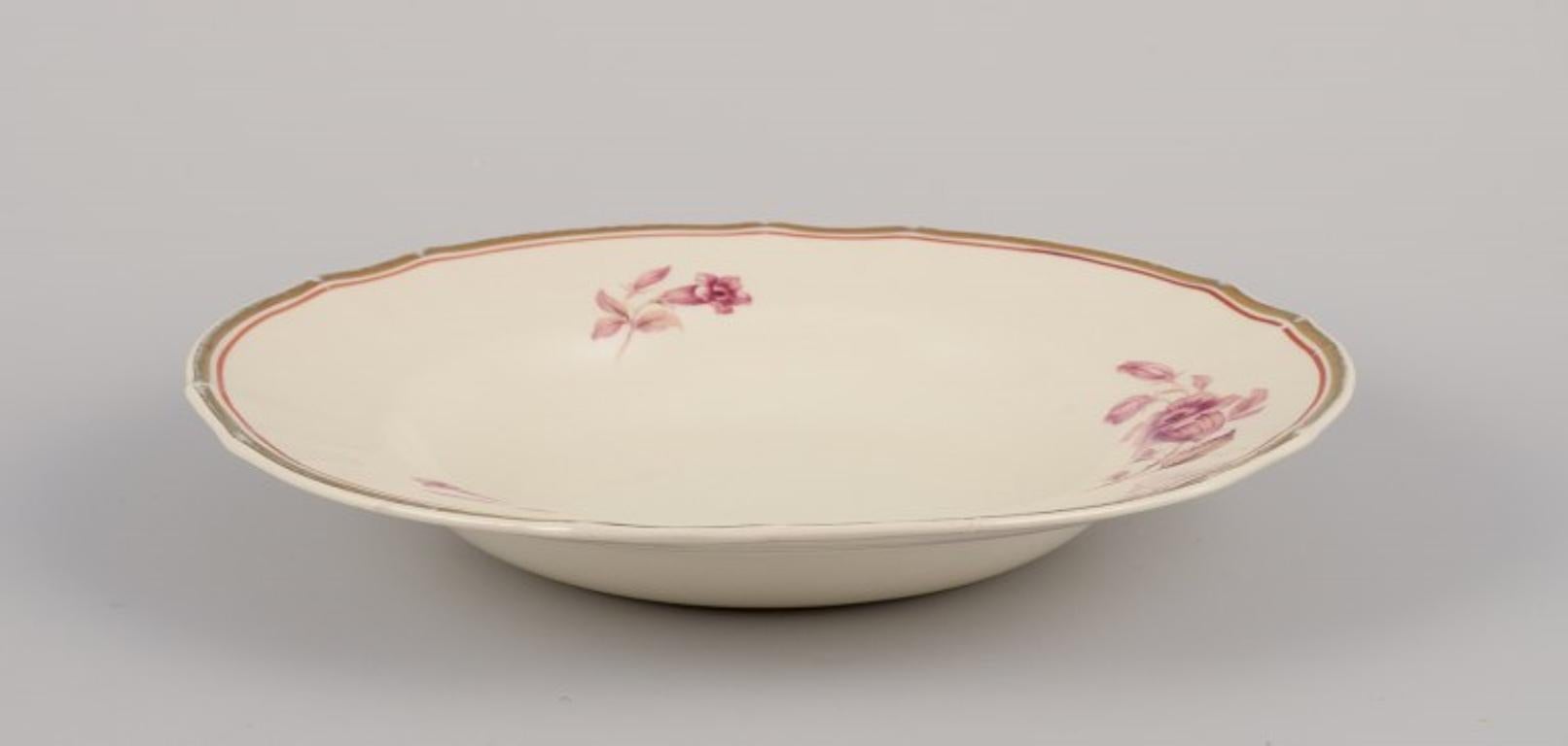 Milieu du XXe siècle Arabie, Finlande. Ensemble de sept assiettes profondes en faïence 