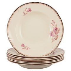 Arabie, Finlande. Ensemble de sept assiettes profondes en faïence "Myrna". Vers les années 1940