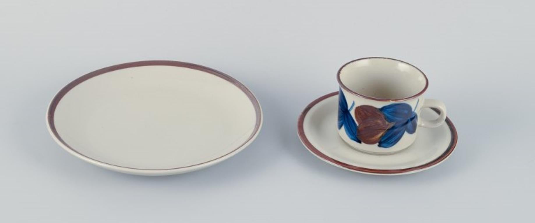 Arabia, Finland, six-person retro coffee set in stoneware.
Hand-painted with floral motifs.
From the 1970s.
In perfect condition.
Not stamped.
Cup: H 6.0 cm x D 7.9 cm (excluding handle).
Plate: D 19.2 cm.