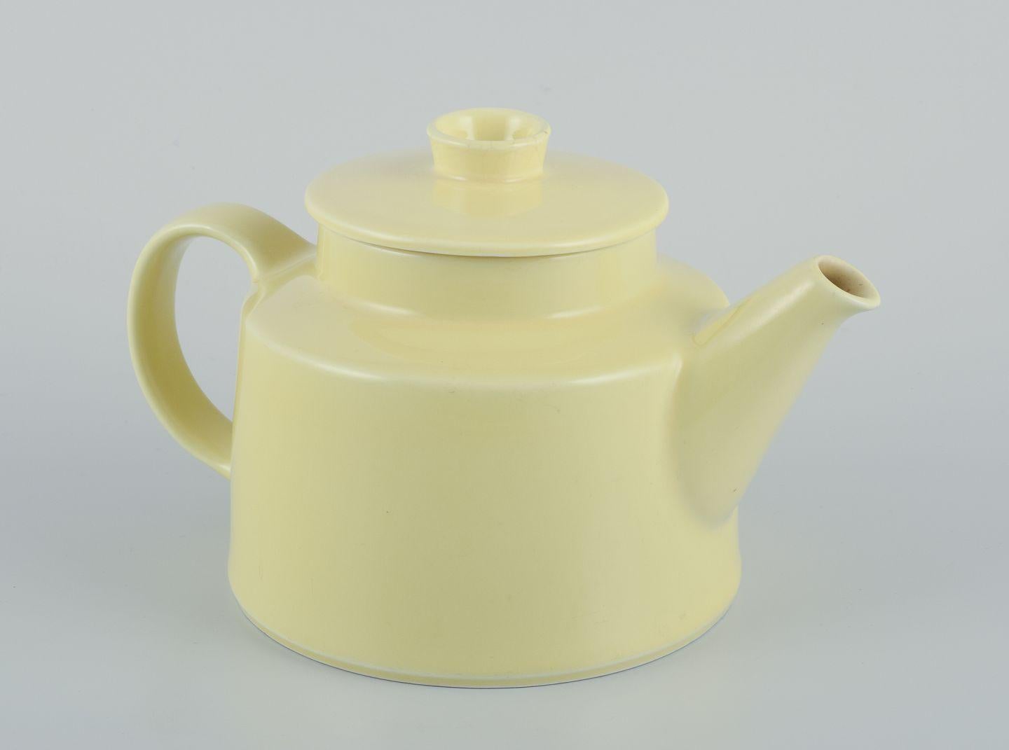 Gebrauchte Waren sind für US-Kunden von den Einfuhrzöllen befreit. 
Daher fallen für Ihren Kauf keine Einfuhrzölle an.

Arabien, Finnland, Teekanne aus gelbem Steingut.
1960s.
Markiert.
In ausgezeichnetem Zustand, mit natürlichen