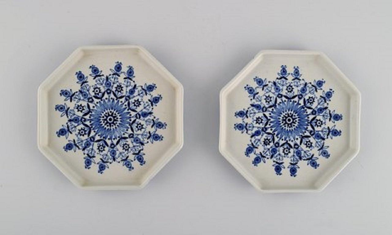 Arabie, Finlande. Deux chandeliers, deux plats, deux boîtes à thé et un pichet en grès émaillé.
Rétro, années 1960 / 70.
La cruche mesure : 17 x 6,6 cm.
La boîte à thé mesure : 9 x 9 cm.
Le chandelier mesure : 9 x 4,2 cm.
En parfait