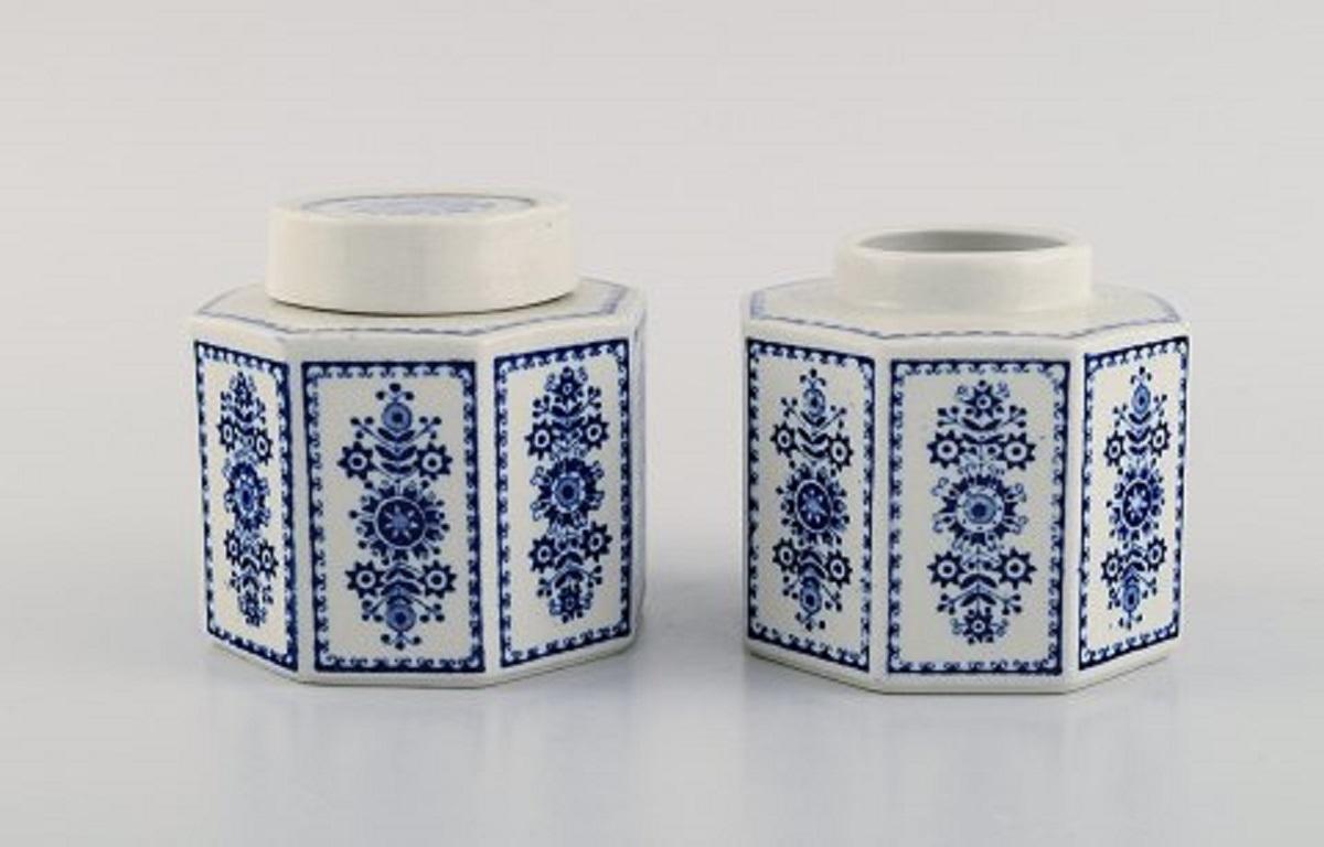 Milieu du XXe siècle Arabia, Finlande, deux chandeliers, deux plats, deux boîtes à thé et une cruche en vente