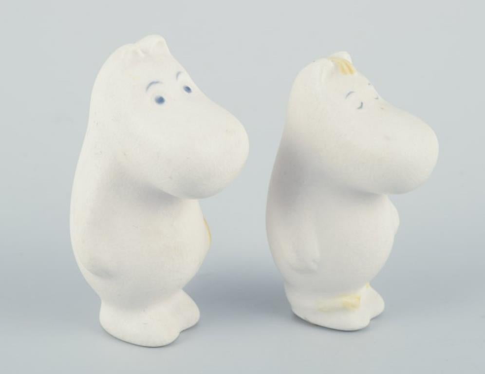 Arabia, Finlandia.
Due statuette dei Moomins in ceramica dipinta a mano. 
Condizioni perfette.
Non segnato.
Fine del XX secolo.
Dimensioni: H. 6,0 cm. x L. 3,0 cm.
