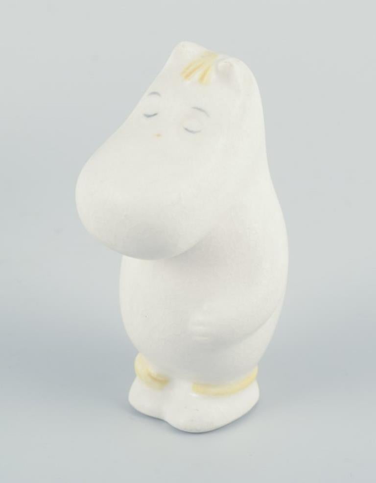 Smaltato Arabia, Finlandia. Due statuette dei Moomins in ceramica dipinta a mano. in vendita