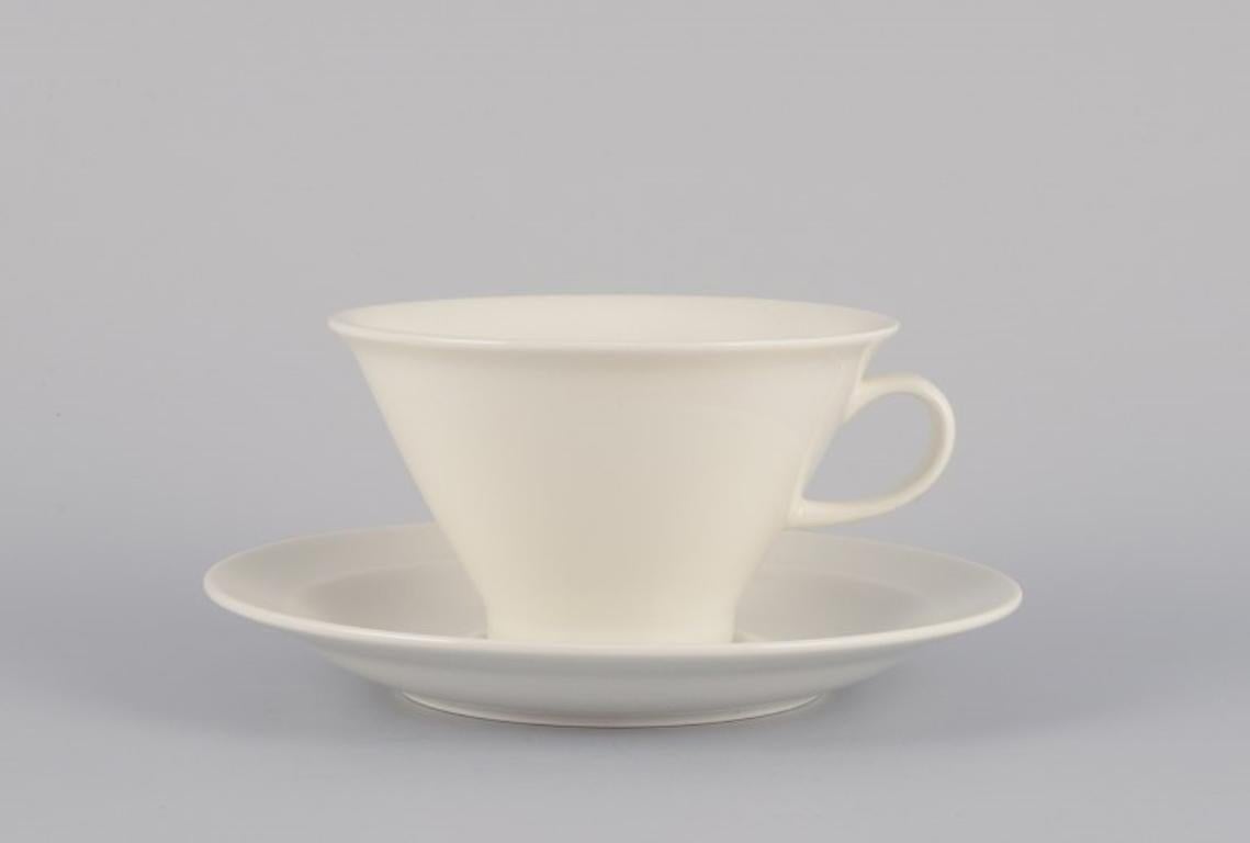 Scandinave moderne Arabia, Finlande, deux ensembles de tasses à thé et soucoupes Harlekin en porcelaine blanche en vente