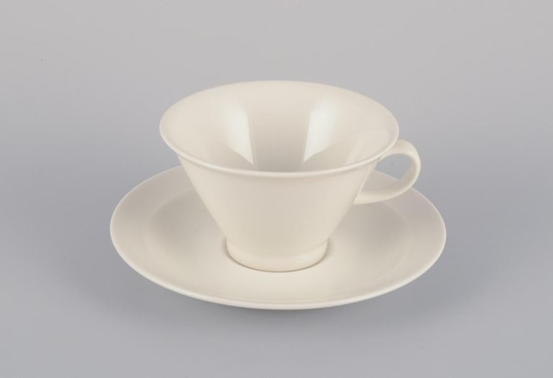 Finlandais Arabia, Finlande, deux ensembles de tasses à thé et soucoupes Harlekin en porcelaine blanche en vente