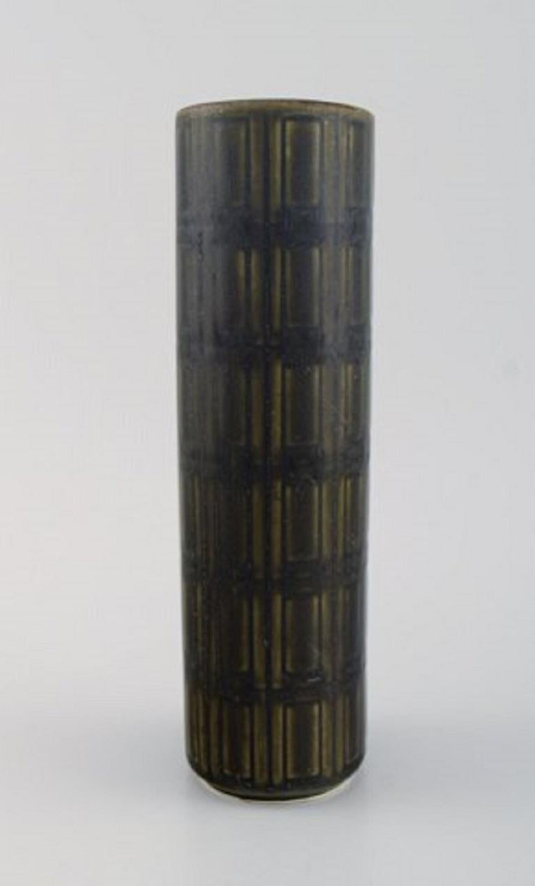 Arabia, Finland. Vase in glazed in ceramics. Beautiful glaze in dark green shades, 1960s.
Measures: 24 x 8.3 cm.
In excellent condition.
Stamped.