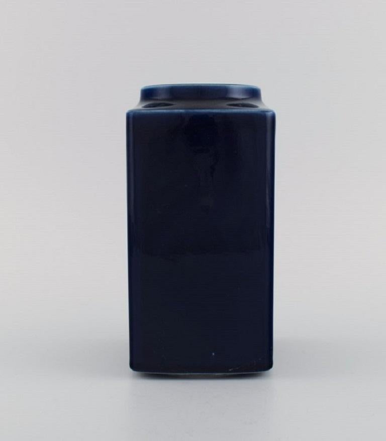 Arabia, Finland. Vase in glazed porcelain. 
Beautiful glaze in deep blue shades. 
1940s / 50s.
Measures: 19 x 9.5 cm.
In excellent condition.
Stamped.