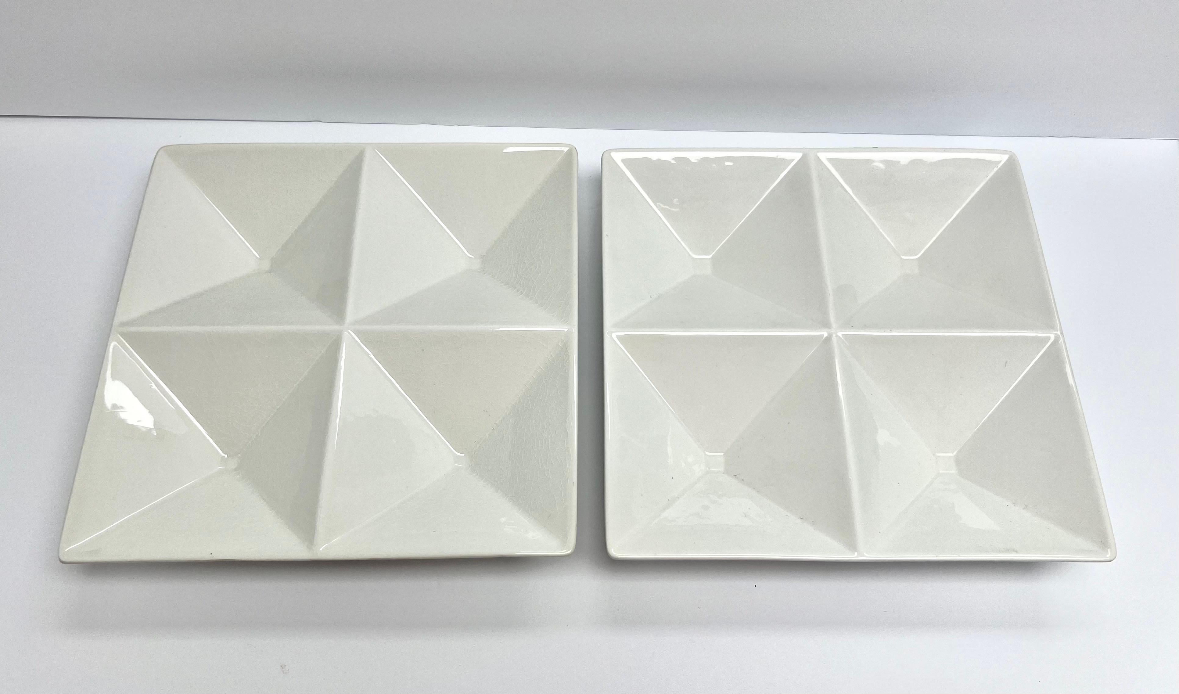2 Origami-Platten von Kai Frank für Arabia. 
Einige Risse. 