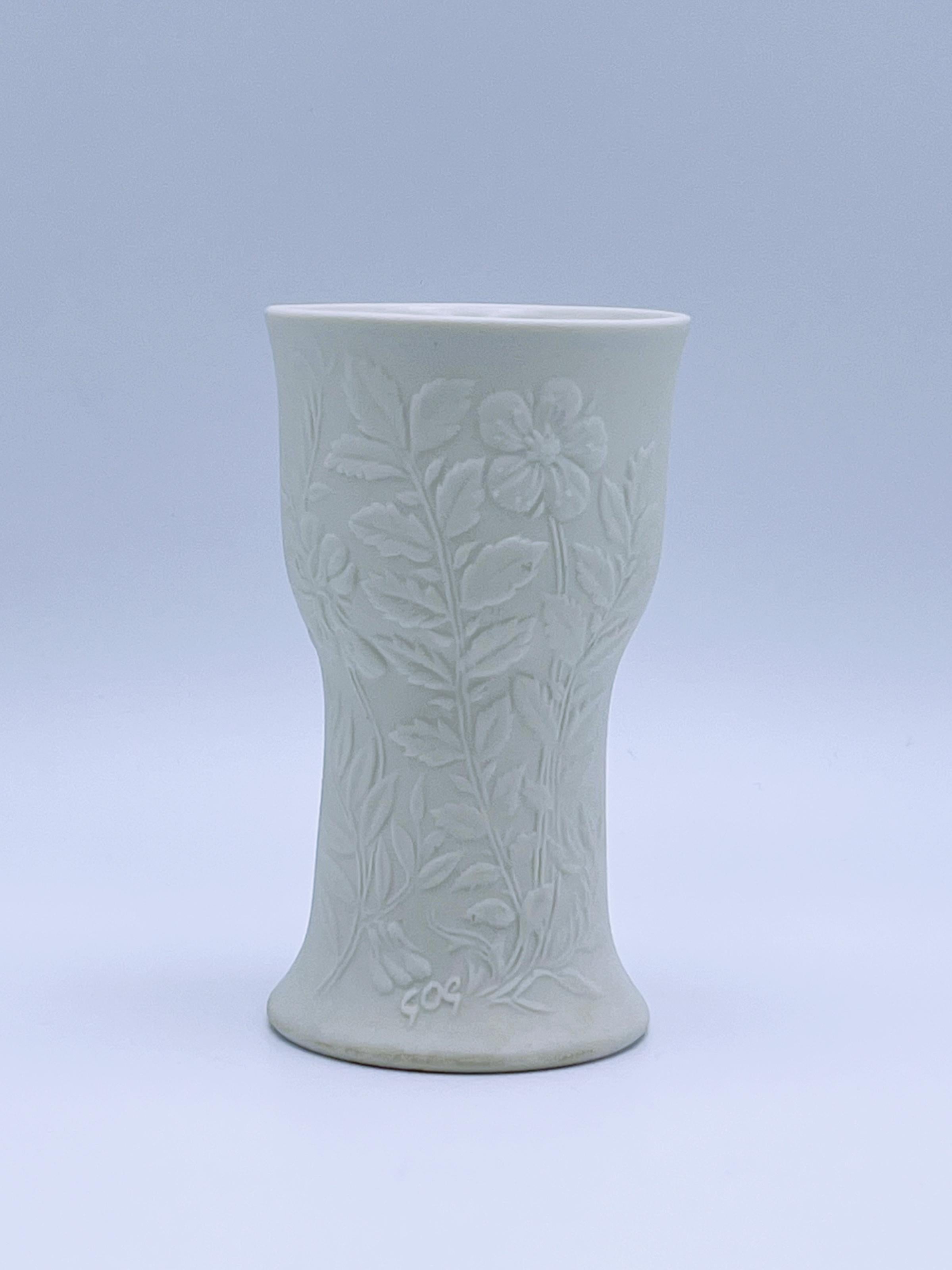 Arabien Gunvor Olin-Grönqvist Vase 

Eine zeitlose Vase mit floralem Reliefmuster aus der Mitte des Jahrhunderts aus Arabia Finland, entworfen von Gunvor Olin-Grönqvist als Teil der ikonischen 