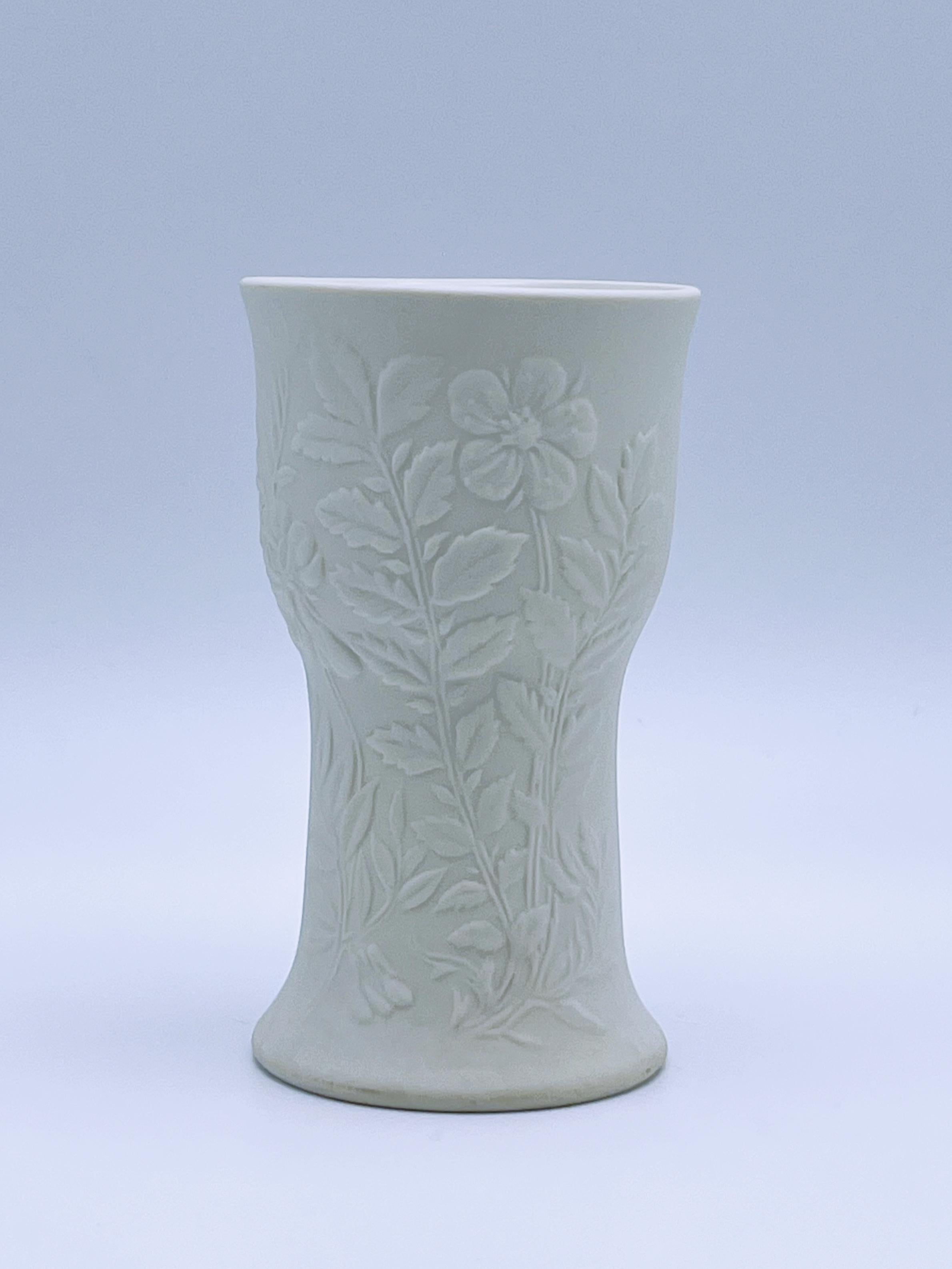 Arabia Relief Floral Vase von Gunvor Olin-Grönqvist, finnisches Design, 1970er Jahre (Moderne der Mitte des Jahrhunderts) im Angebot