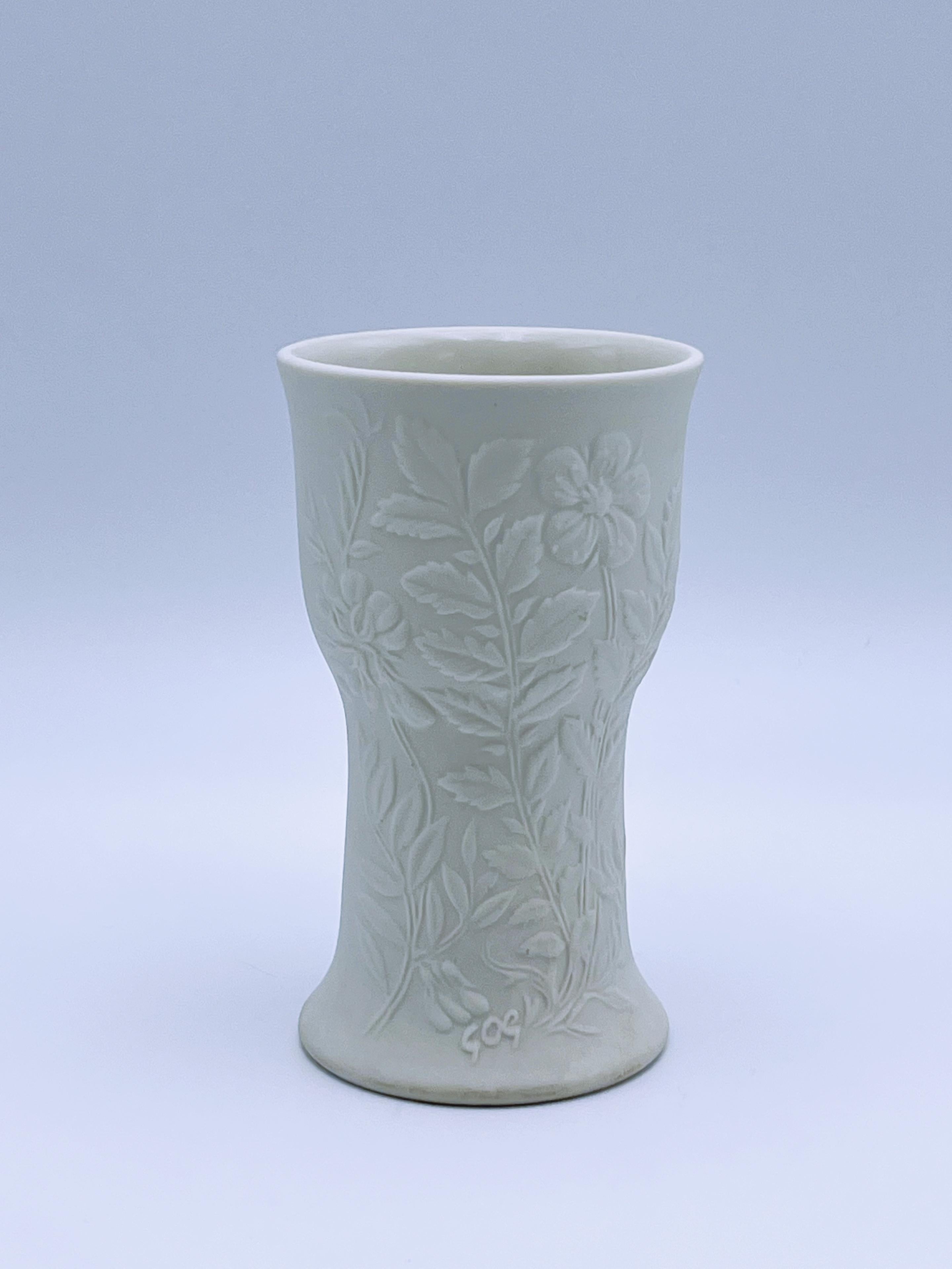 Arabia Relief Floral Vase von Gunvor Olin-Grönqvist, finnisches Design, 1970er Jahre (Finnisch) im Angebot
