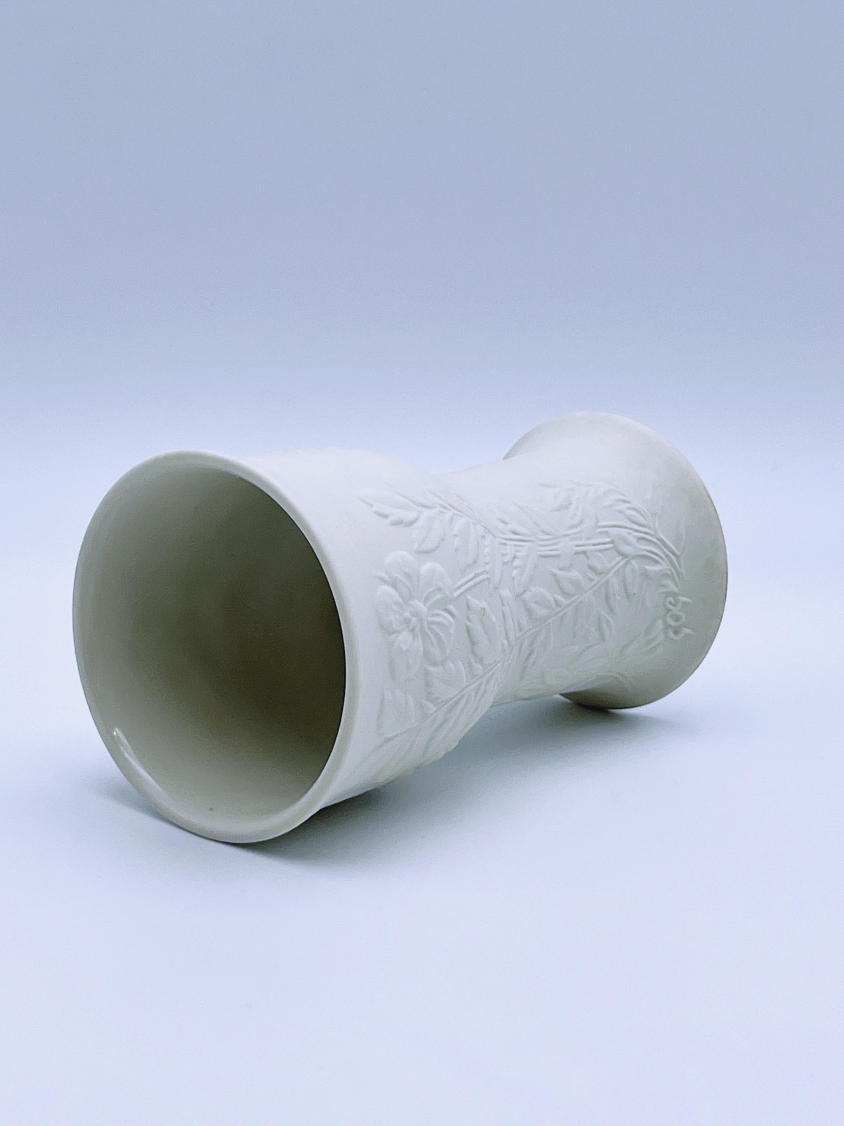Arabia Relief Floral Vase von Gunvor Olin-Grönqvist, finnisches Design, 1970er Jahre im Zustand „Gut“ im Angebot in Skien, NO