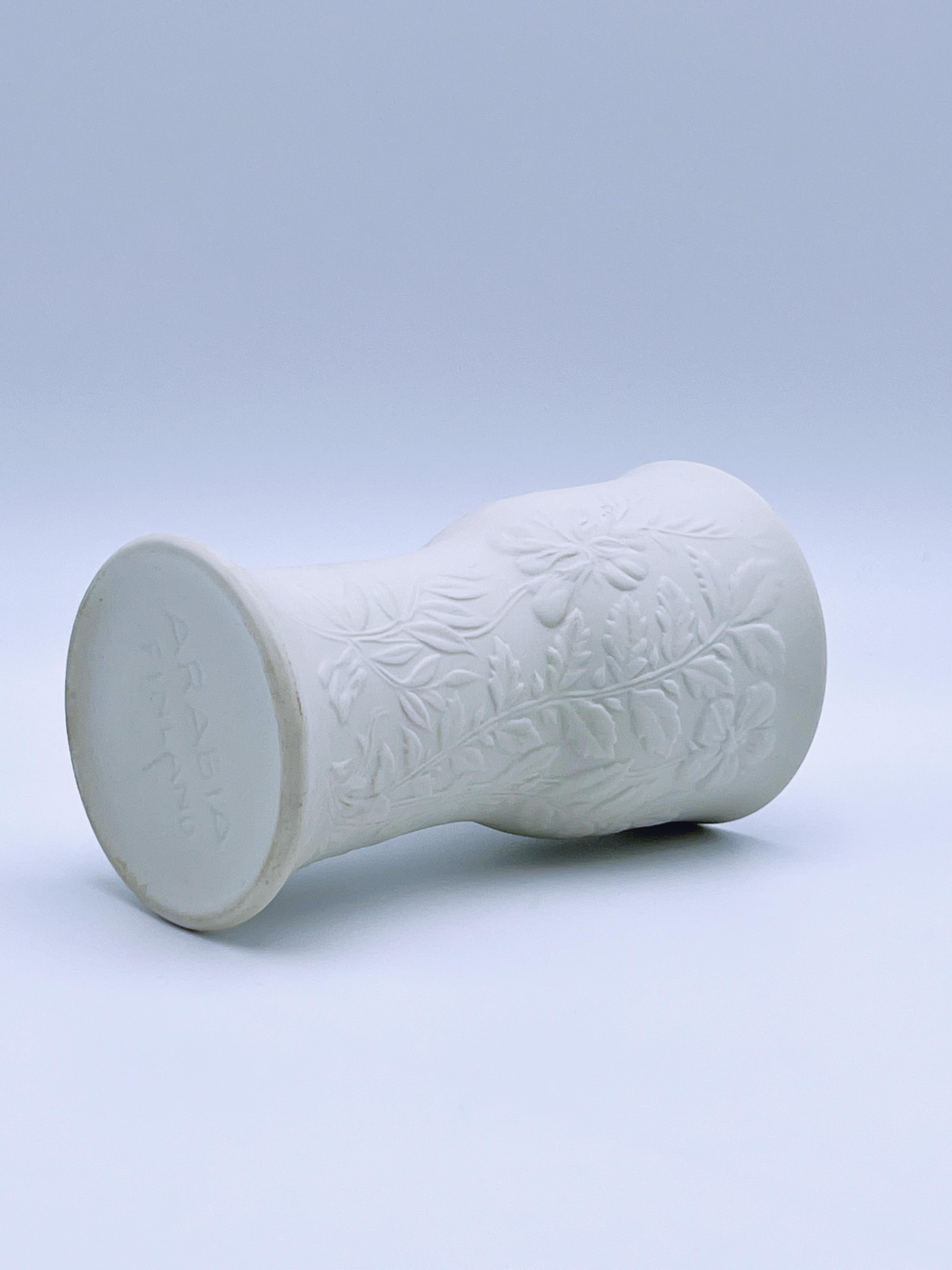 Arabia Relief Floral Vase von Gunvor Olin-Grönqvist, finnisches Design, 1970er Jahre (Porzellan) im Angebot