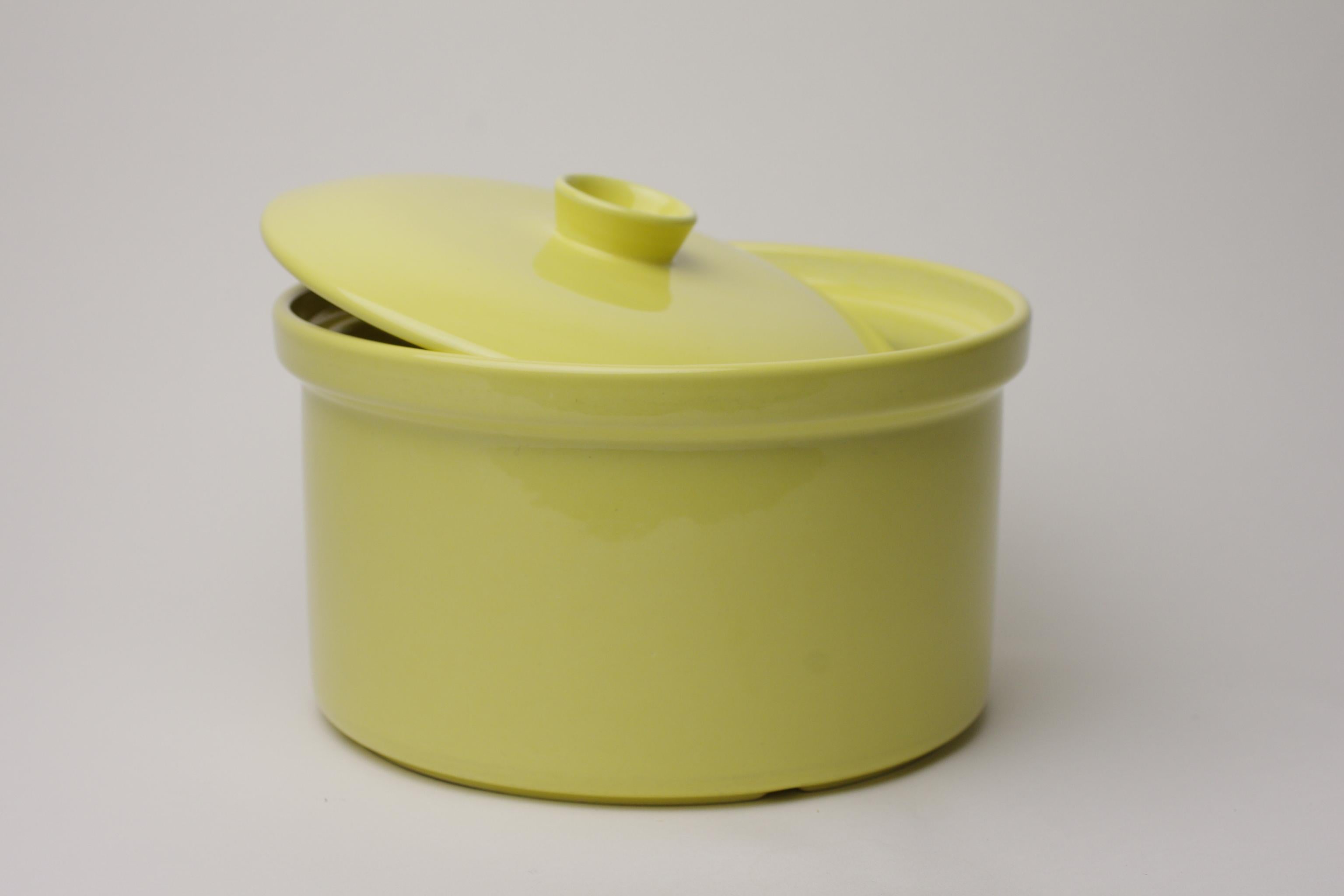 Product Description
This casserole was designed by Kaj Franck for Arabia in 1951. From 1953 onwards the item has been produced under the series name 