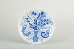 Arabia Unika. Round plate with blue floral decoration. Ca. 1950s/60s