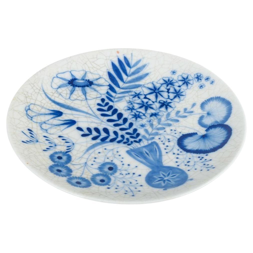 Arabia Unika. Round plate with blue floral decoration. Ca. 1950s/60s