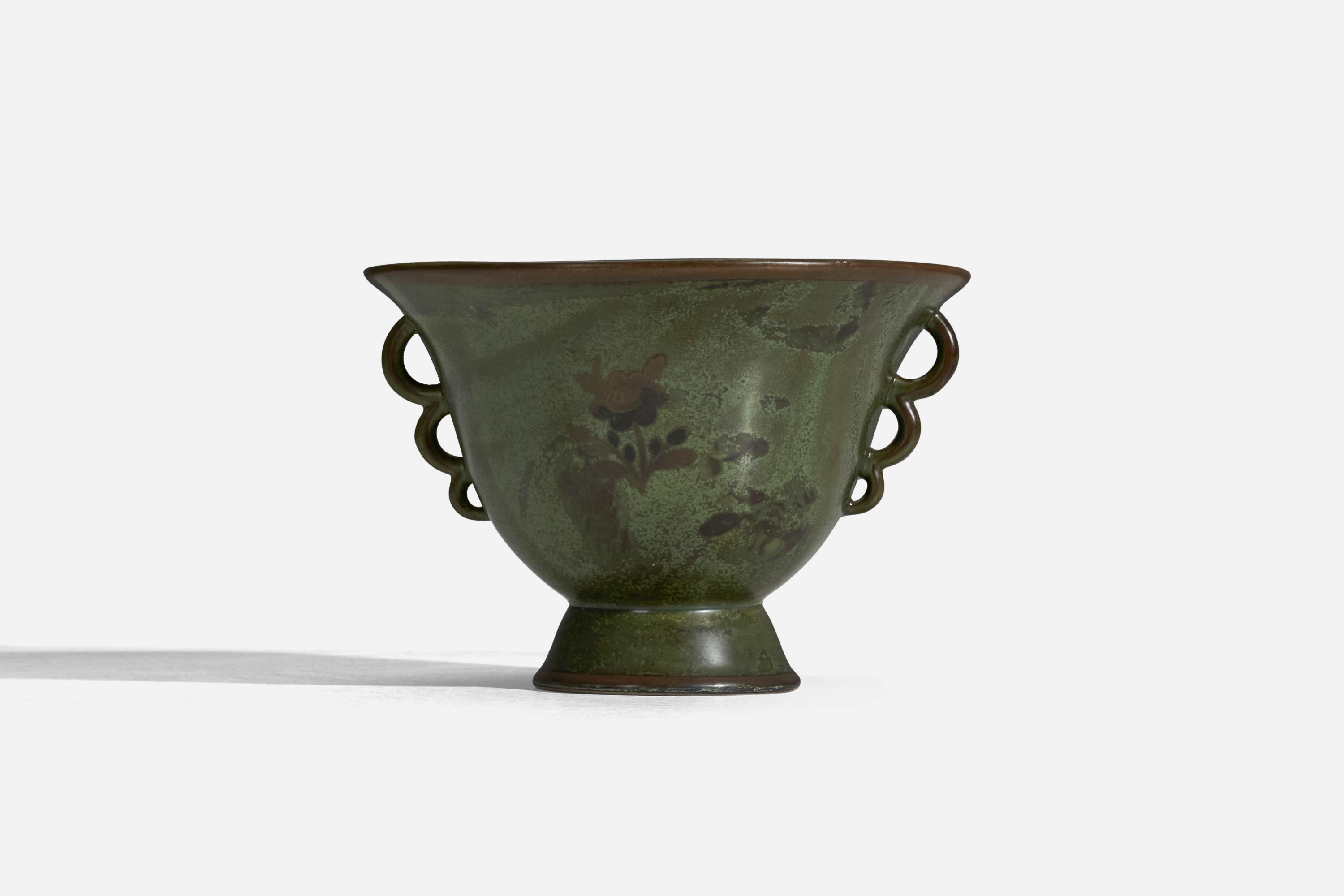 Un vase en grès émaillé vert conçu et produit par Arabia, Finlande, années 1940.