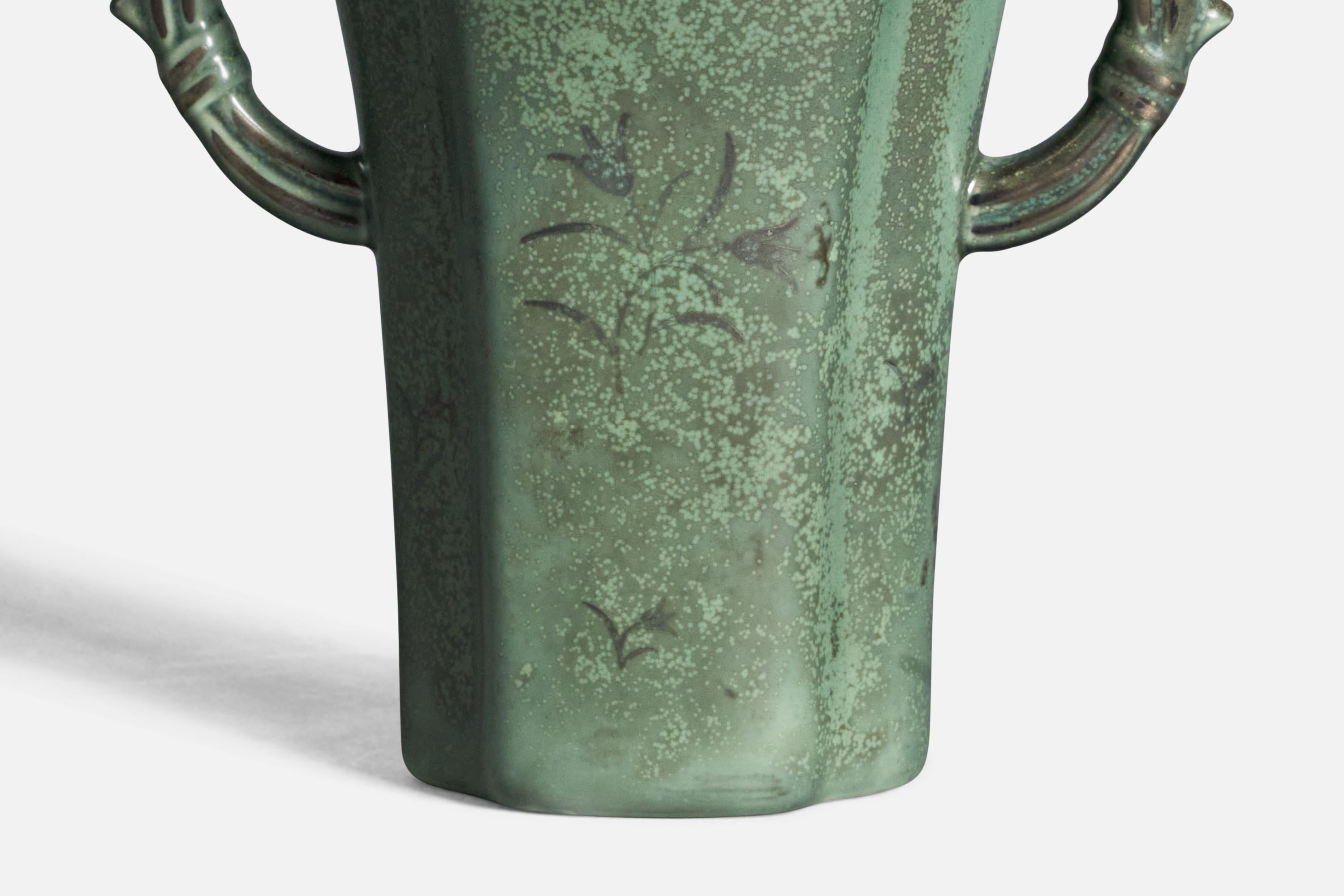 Vase en grès émaillé vert et argenté, conçu et produit par Arabia, Finlande, vers les années 1940.
