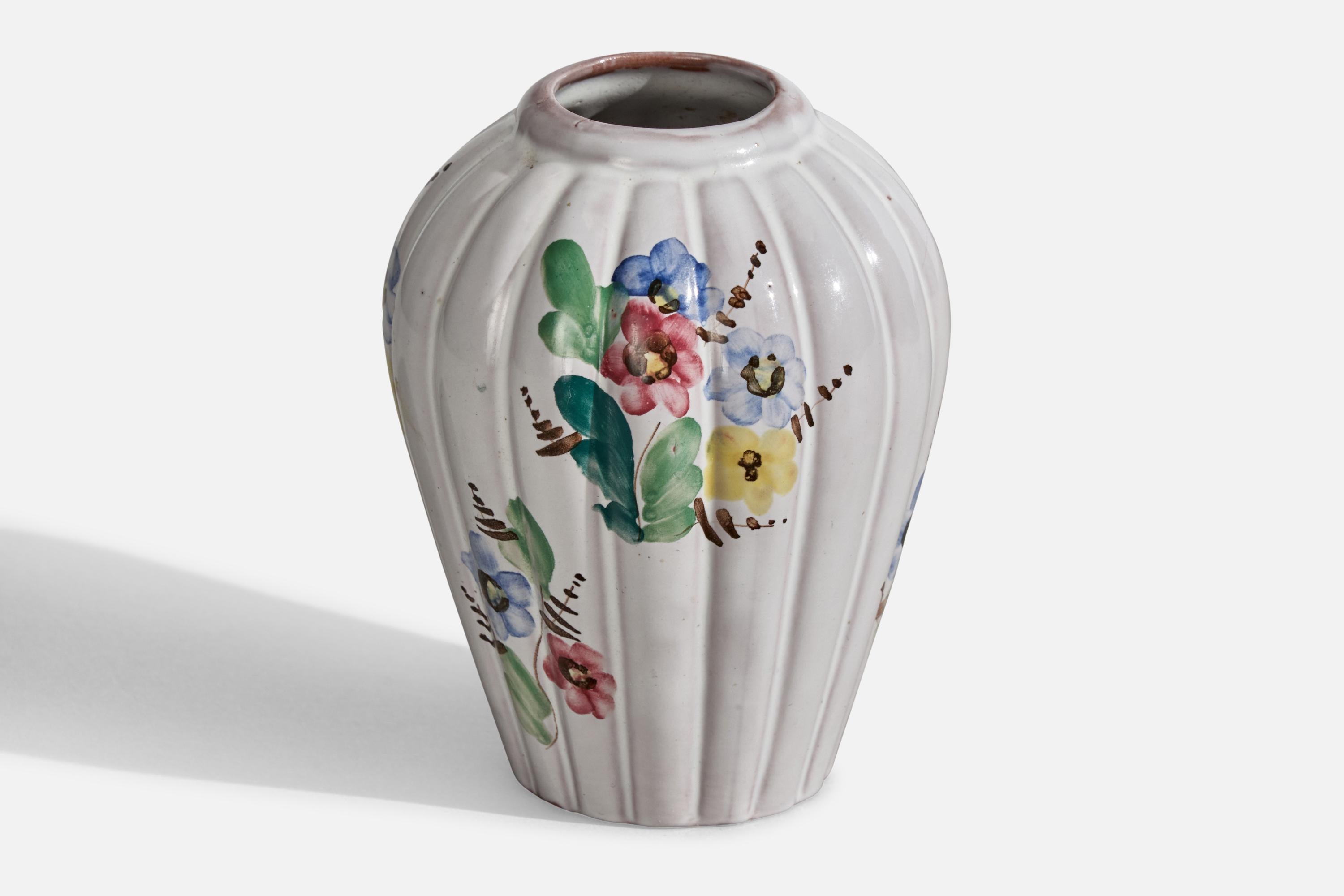 Vaso smaltato di bianco e dipinto a fiori prodotto da Arabia, Finlandia, anni '40 circa.
