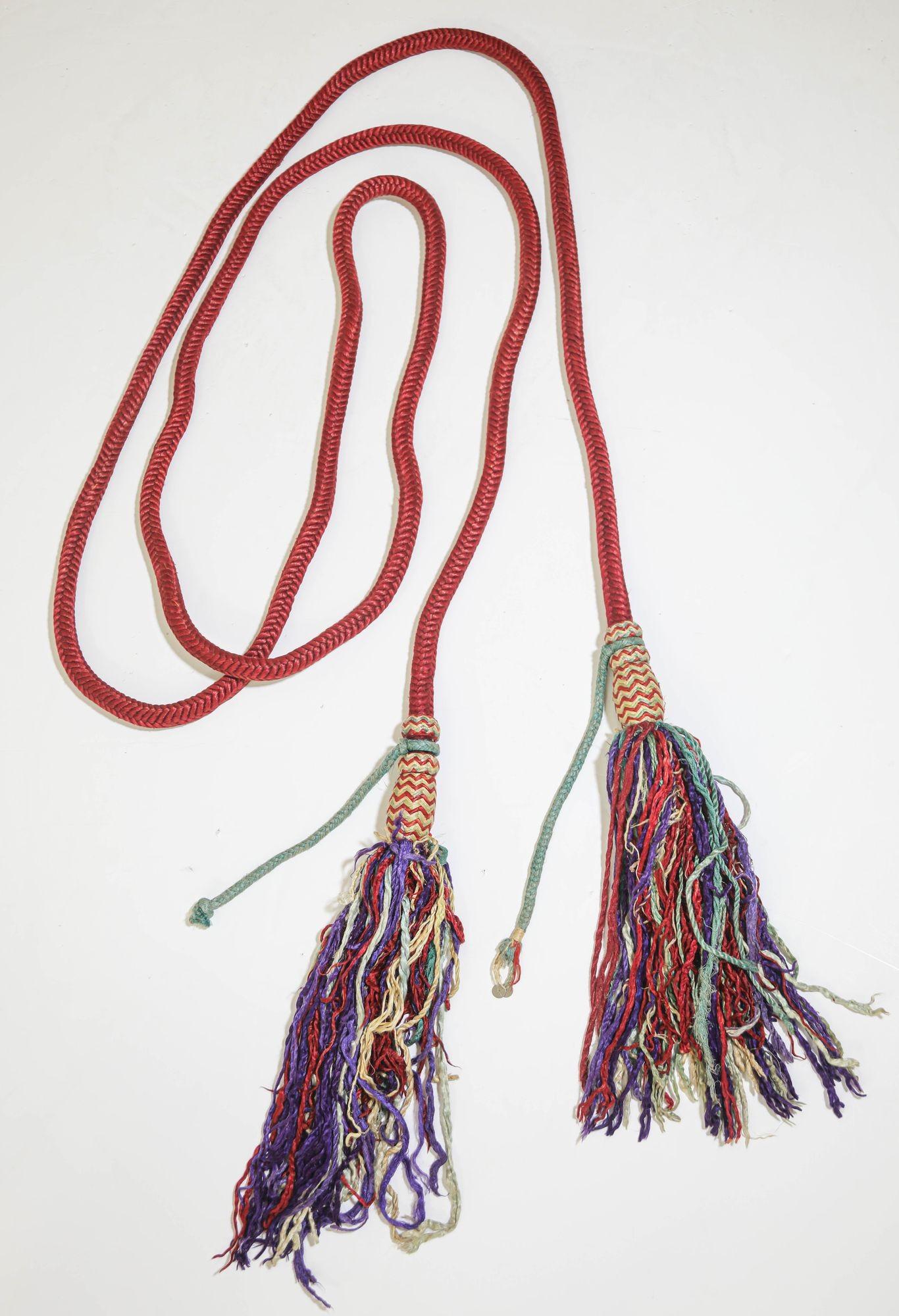 Redini fatte a mano con grandi nappe colorate, circa anni '60.
Cammello del deserto arabo Oman Reins Folk Art.
Le redini per cammelli in Oman si chiamano rubkah e khatam, ovvero un guinzaglio da collo di cammello con redini annesse.
La redine destra