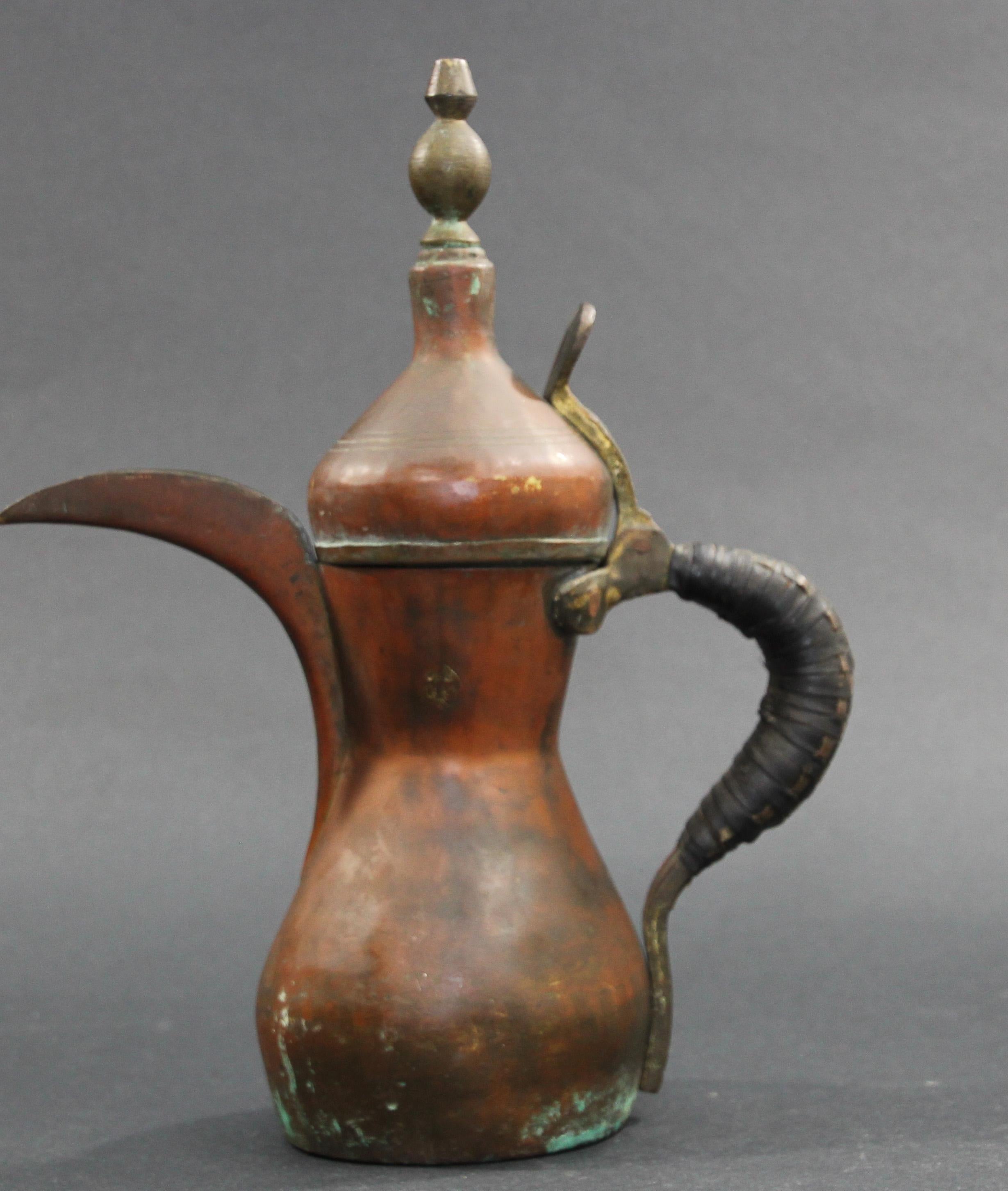 traditionelle arabische Dallah-Kaffeekanne aus verzinntem Kupfer und Messing aus dem 19. Jahrhundert. 
Maurische Kaffeekanne aus handgehämmertem Kupfer mit vernieteter Messingoberfläche und einem sehr großen Ausguss. 
Der Griff ist mit Leder