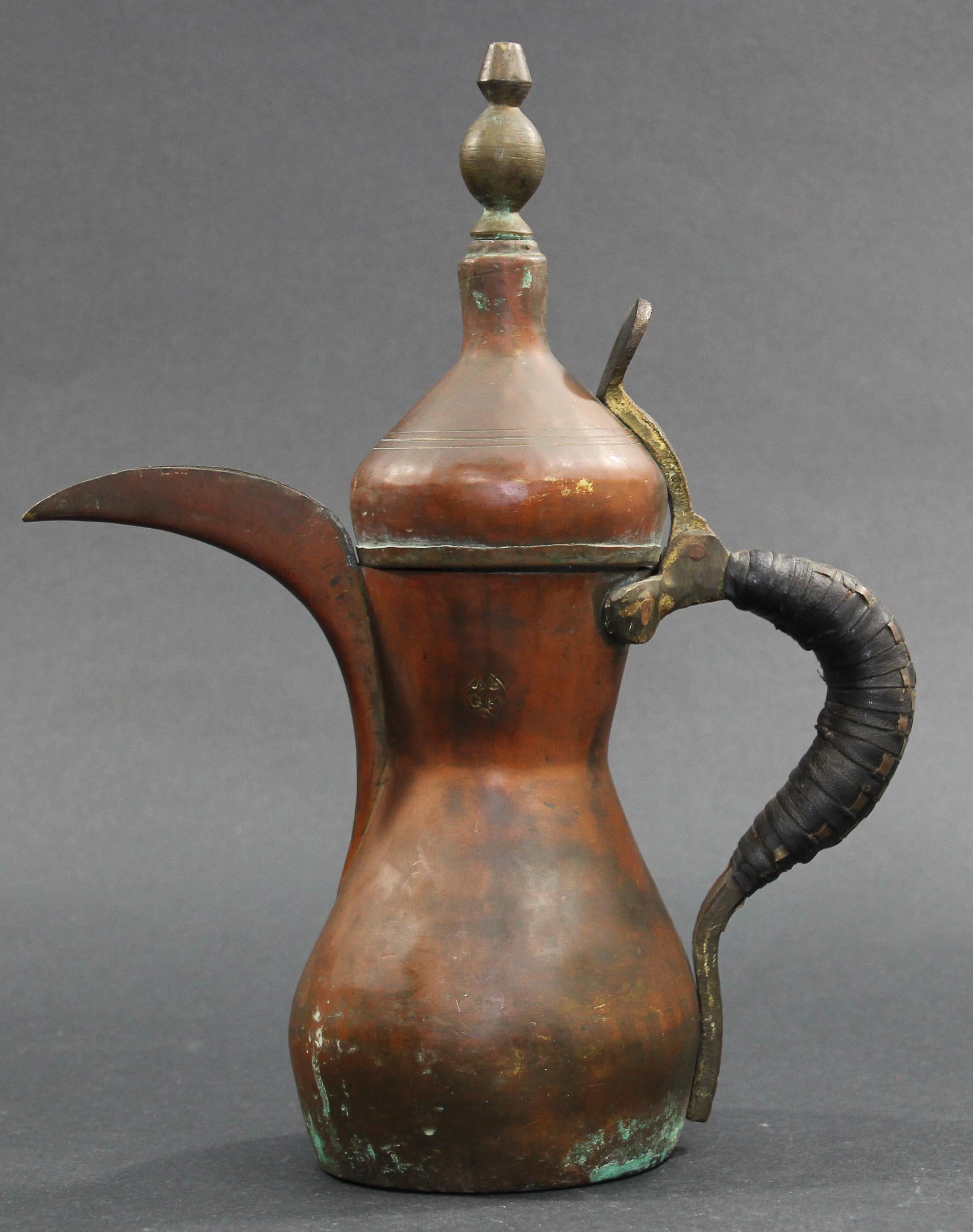Arabianische dallah-Motiv-Kaffeekanne aus dem Nahen Osten (Islamisch) im Angebot