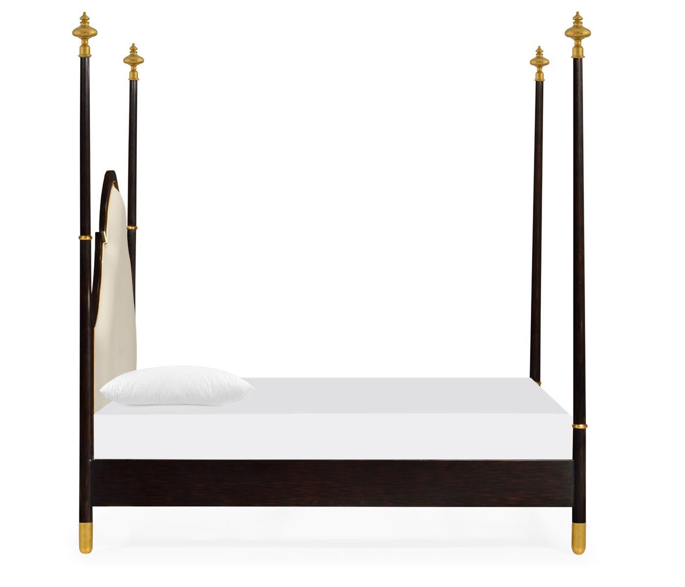 Ein atemberaubendes:: handgefertigtes Himmelbett mit Leder- und Blattgoldverzierungen. 

Das Bett ist in Ebenholz gehalten und hat ein wunderschön geschwungenes Kopfteil:: das mit cremefarbenem Echtleder gepolstert ist. Die Liebe zum Detail zeigt