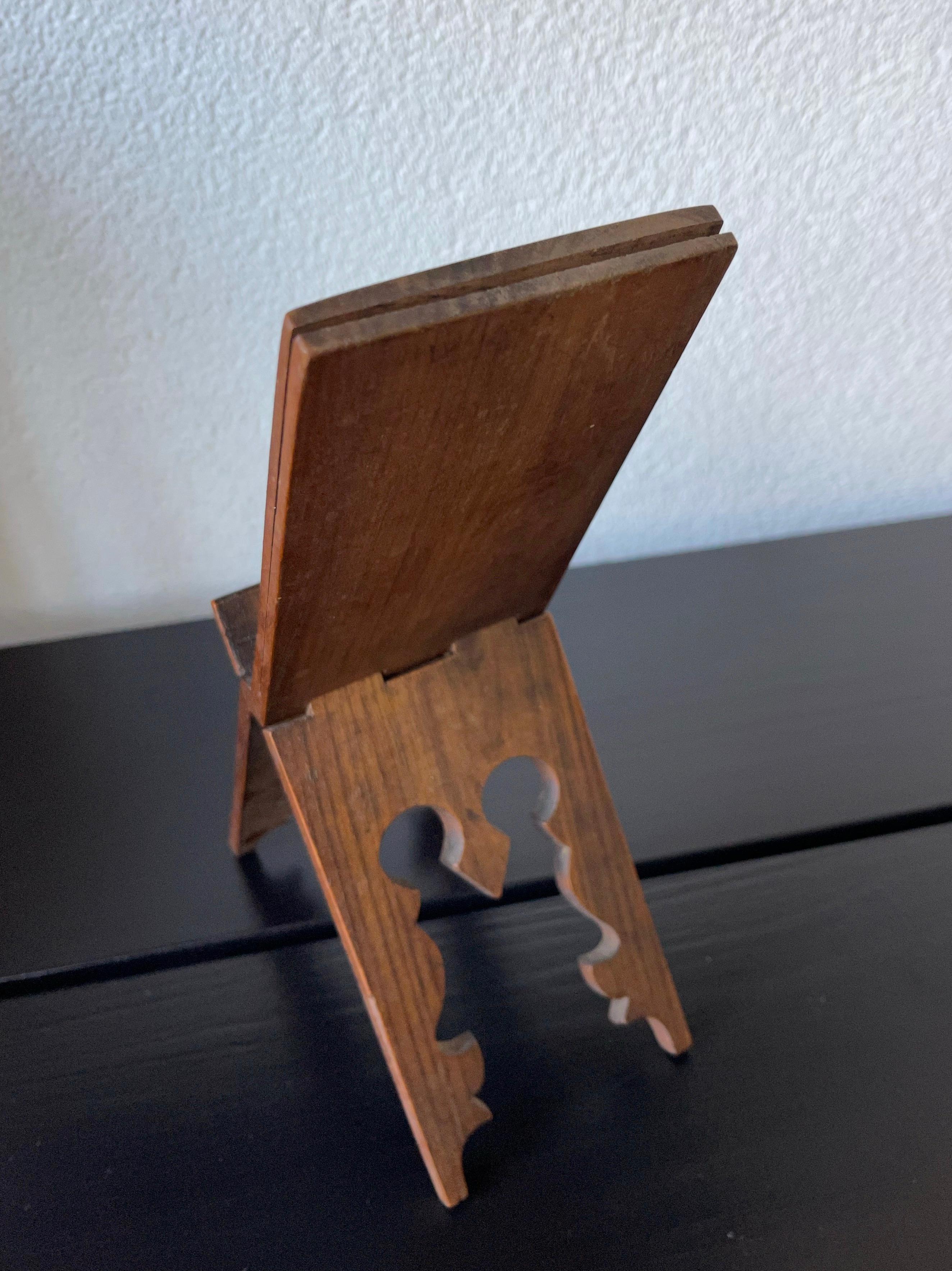 Marco de madera antiguo árabe para fotos / cuadros Caballete con incrustaciones de plata Motivos de desplazamiento en venta 3