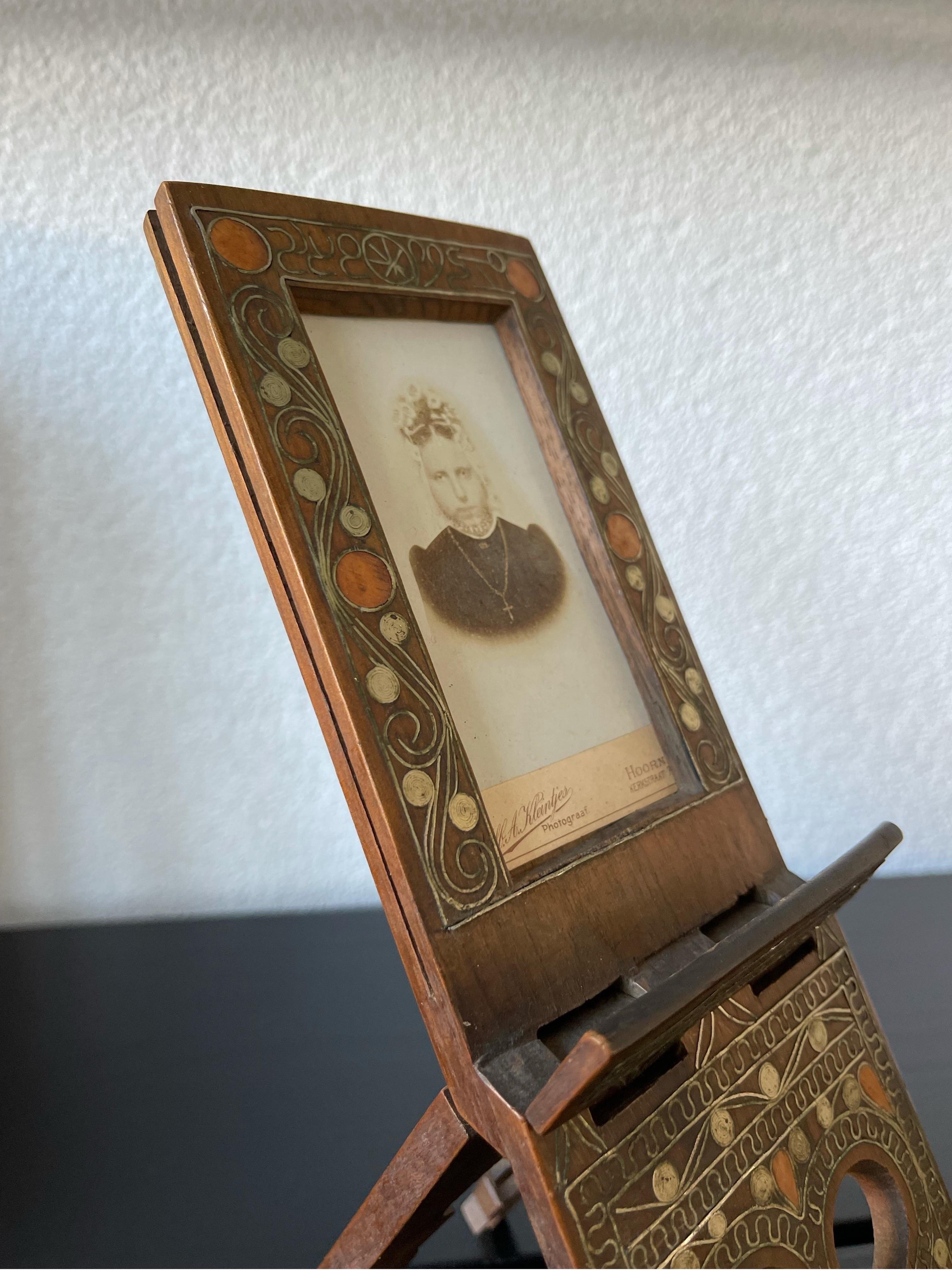 Marco de madera antiguo árabe para fotos / cuadros Caballete con incrustaciones de plata Motivos de desplazamiento en venta 6