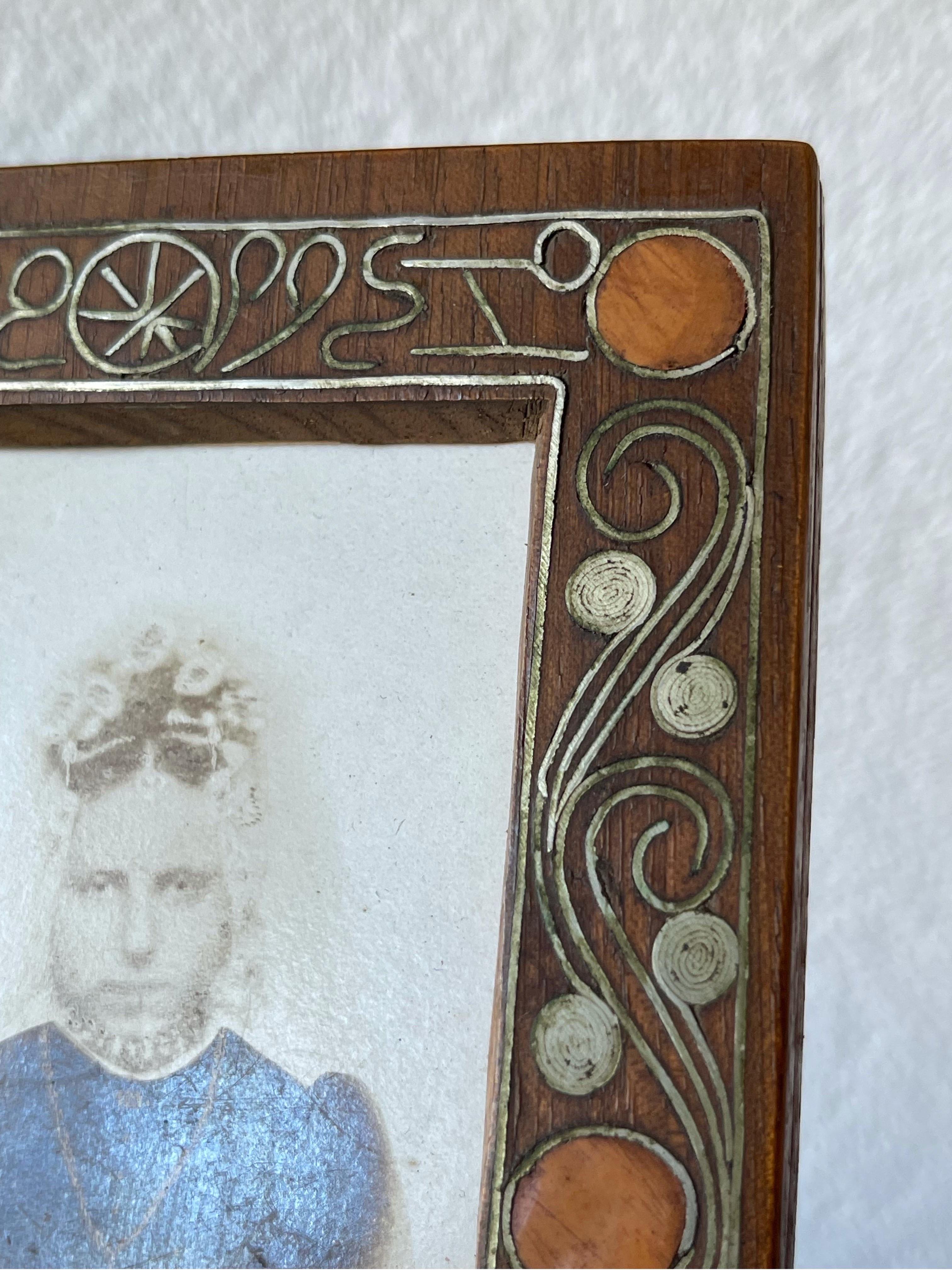 Marco de madera antiguo árabe para fotos / cuadros Caballete con incrustaciones de plata Motivos de desplazamiento Asiático en venta