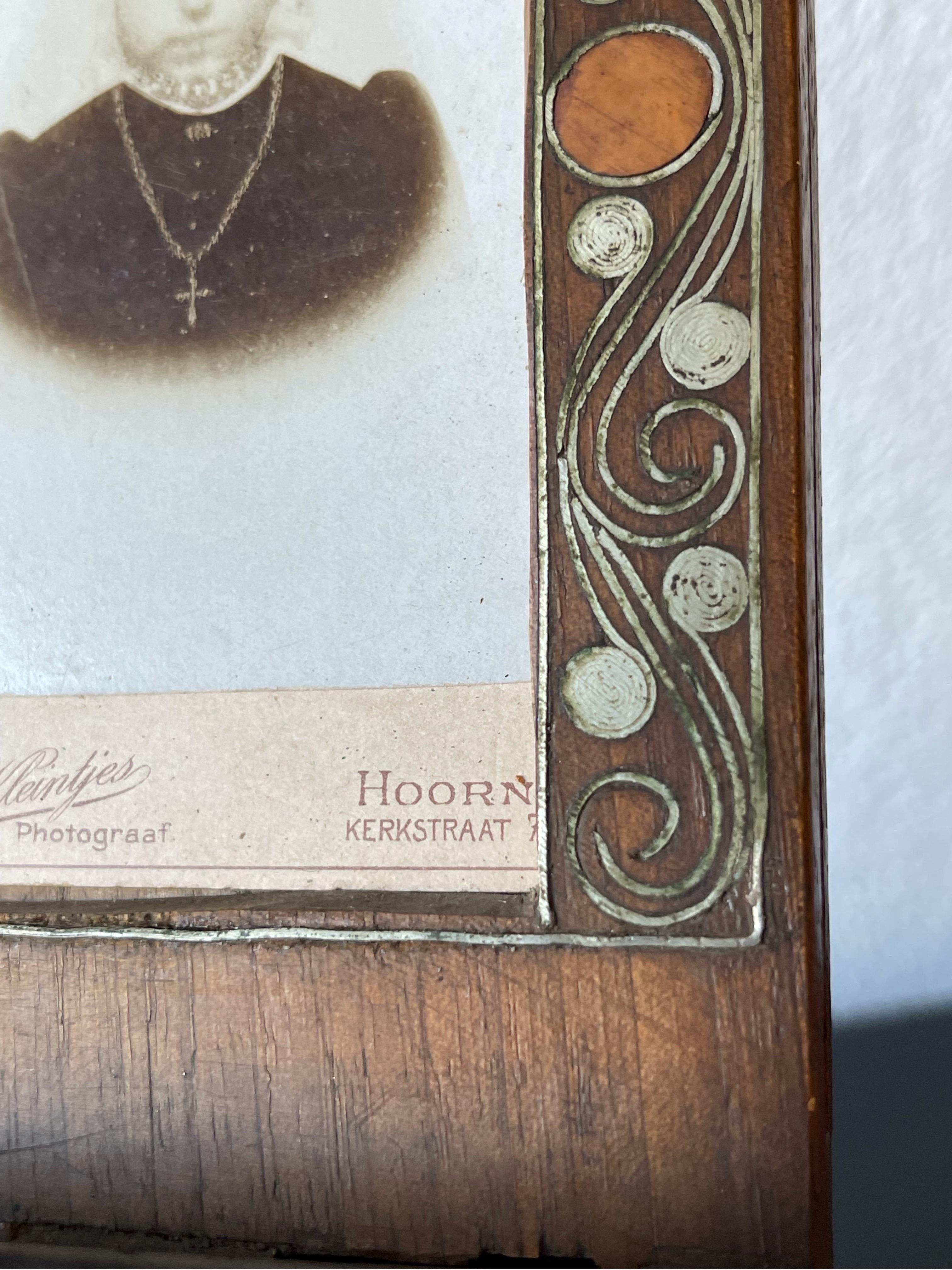 Argent Cadre photo/image en bois arabe ancien pour chevalet incrusté de motifs de volutes en argent en vente